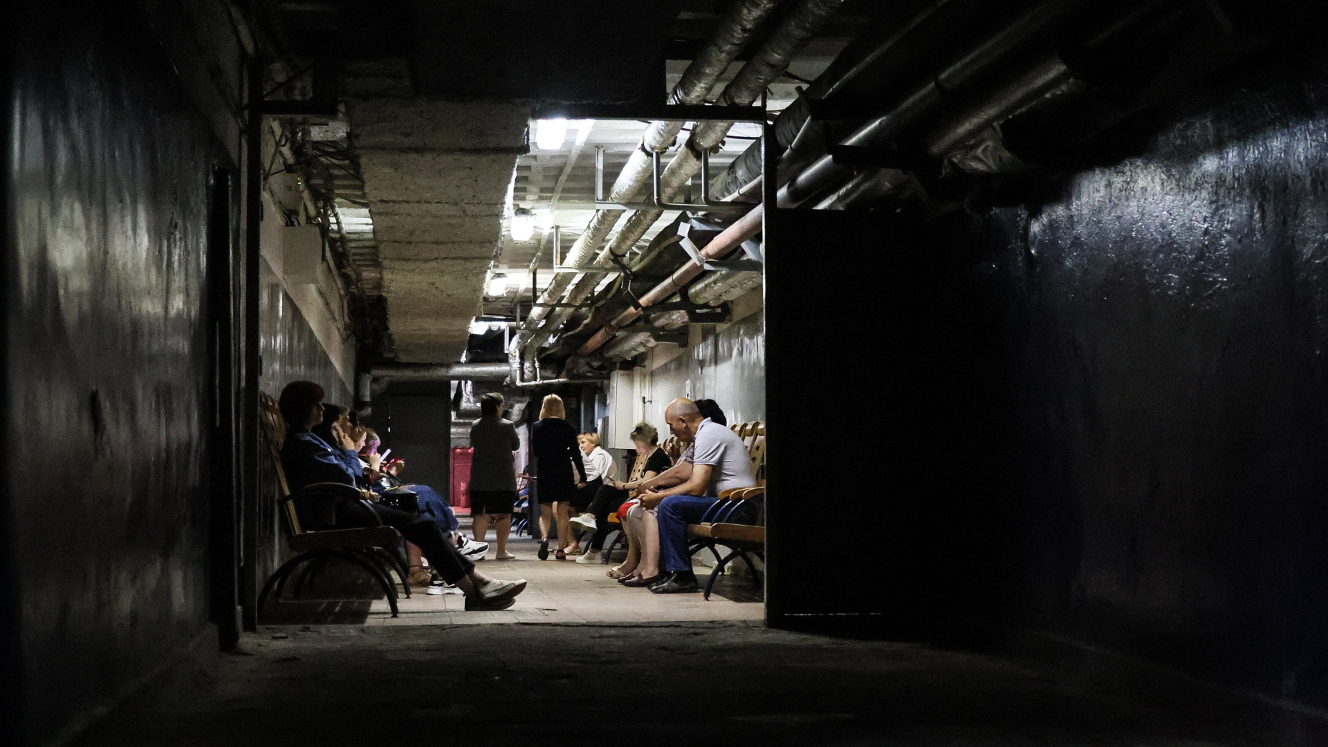 Menschen sitzen in einem Schutzraum in Odessa während eines Luftalarms (Archiv, 22.6.2022)  | EPA
