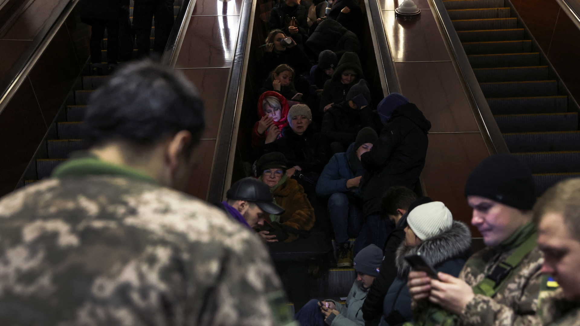 Menschen suchen in der Metro von Kiew Schutz vor den russischen Raketenangriffen. | REUTERS