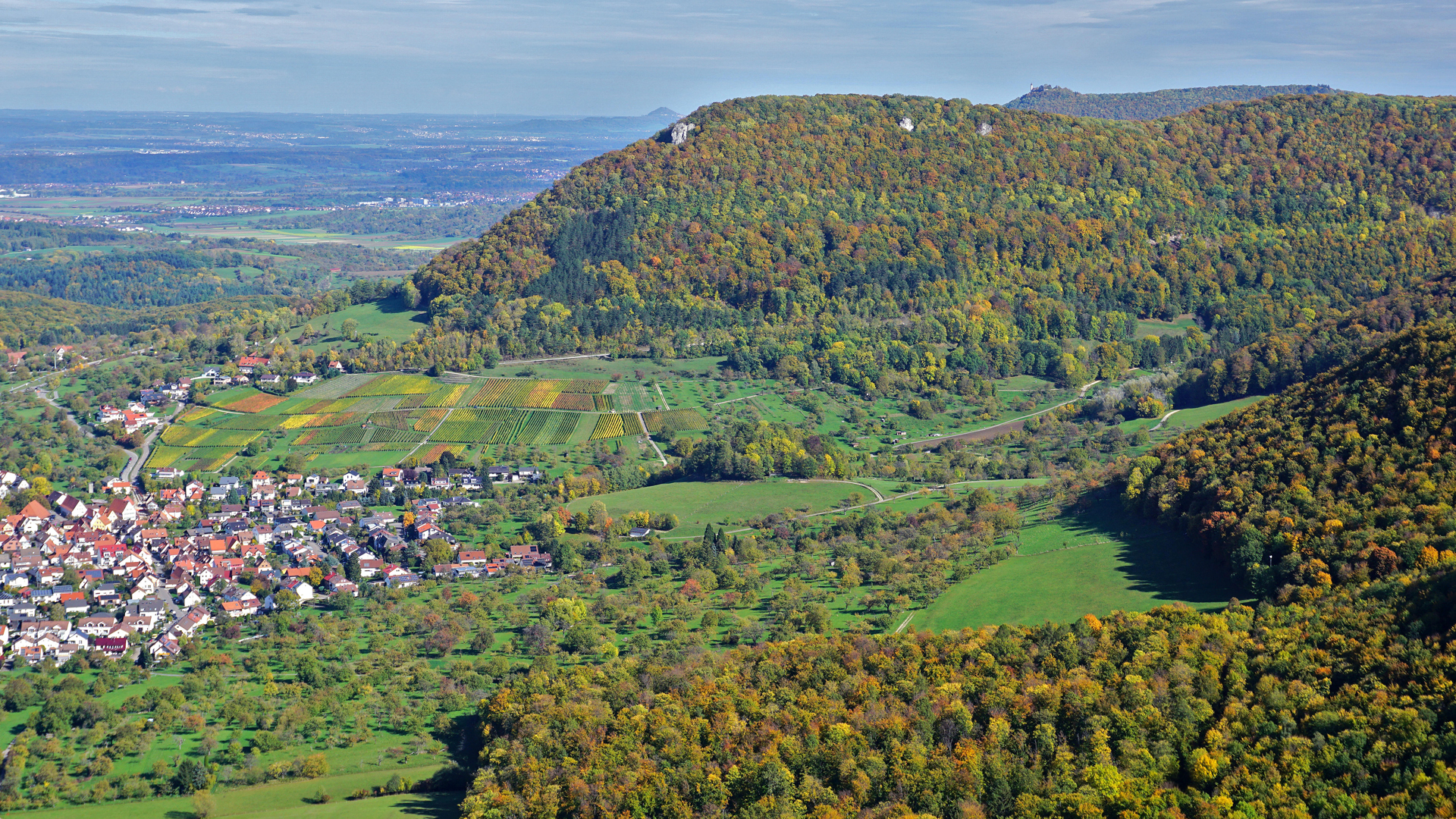 Blick von der Burg Hohenneuffen auf Beuren bei Neuffen und Burg Teck im Biosphärengebiet und UNESCO Geopark Schwäbische Alb | picture alliance / Zoonar