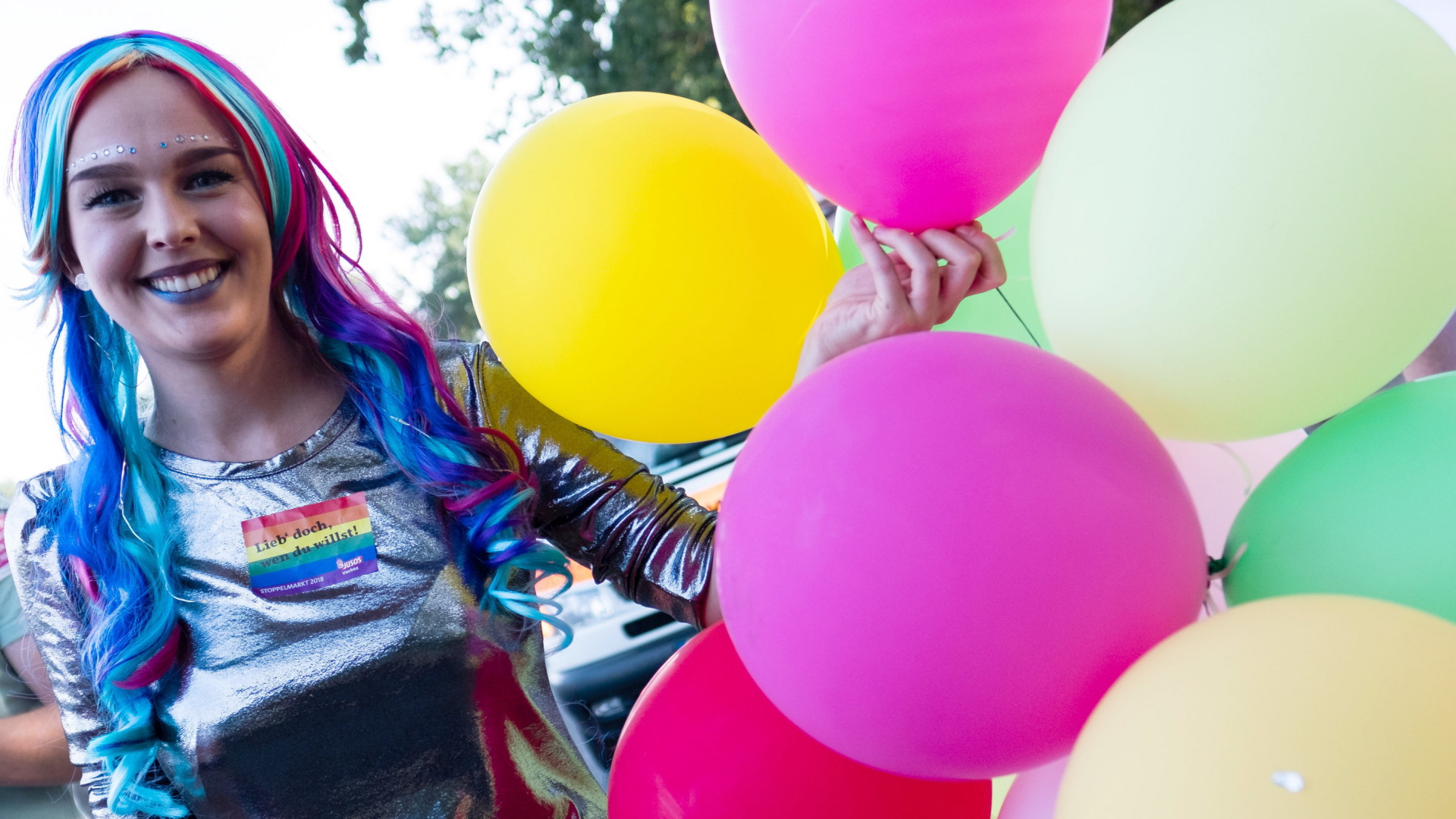 Eine junge Frau hält Luftballons in der Hand | dpa