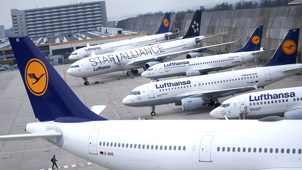Lufthansa-Maschinen stehen auf dem Flughafen Frankfurt | REUTERS