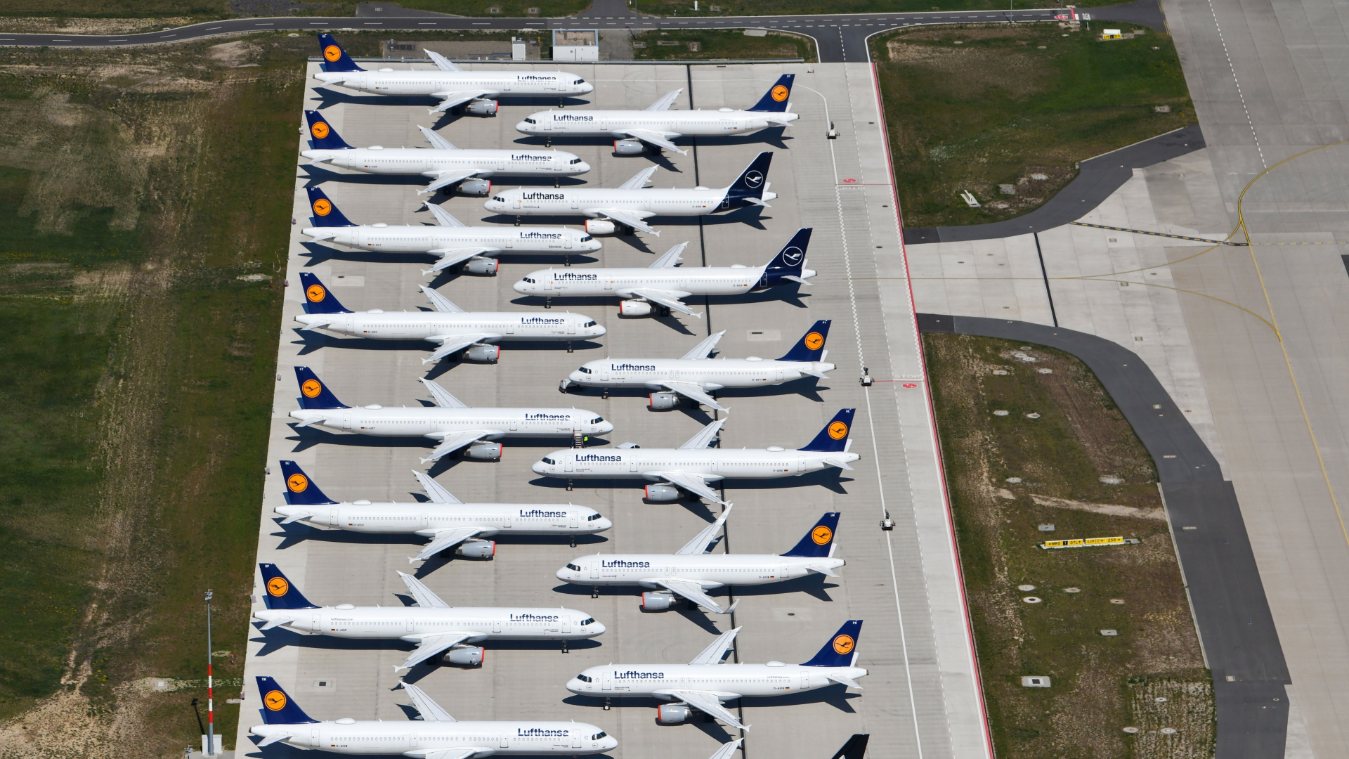 Lufthansa-Maschinen auf dem Flughafen Berlin-Schönefeld | OLIVER LANG/EPA-EFE/Shutterstock