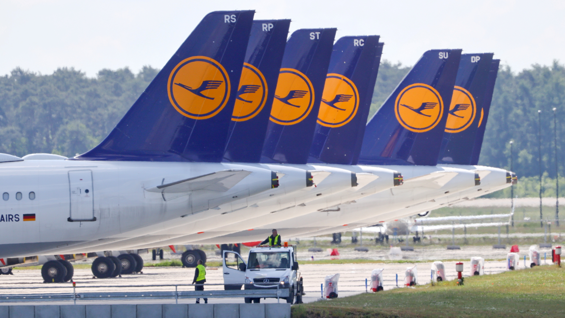 Lufthansa-Maschinen auf dem Flughafen Berlin-Schönefeld. | REUTERS