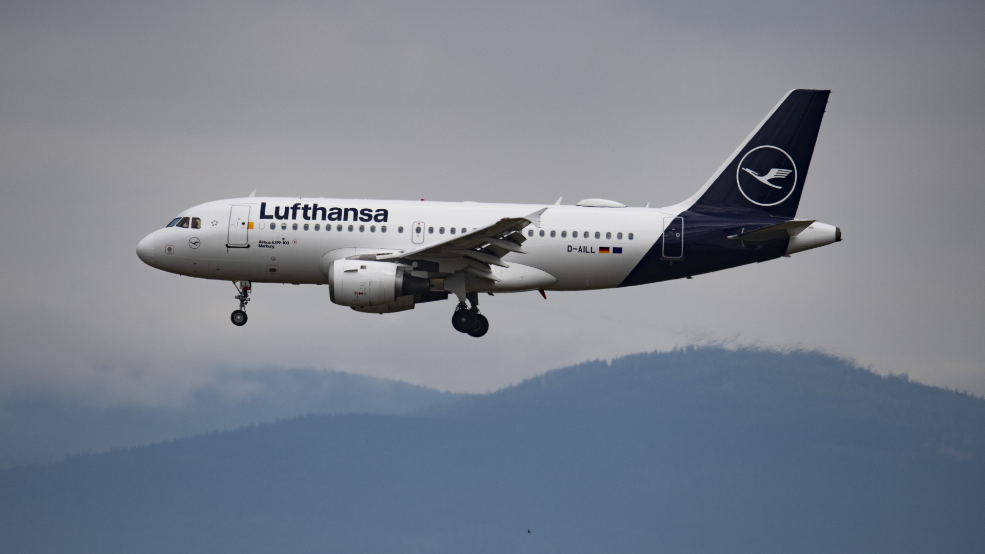 Eine Passagiermaschine der Lufthansa landet auf dem Flughafen in Frankfurt.  | dpa