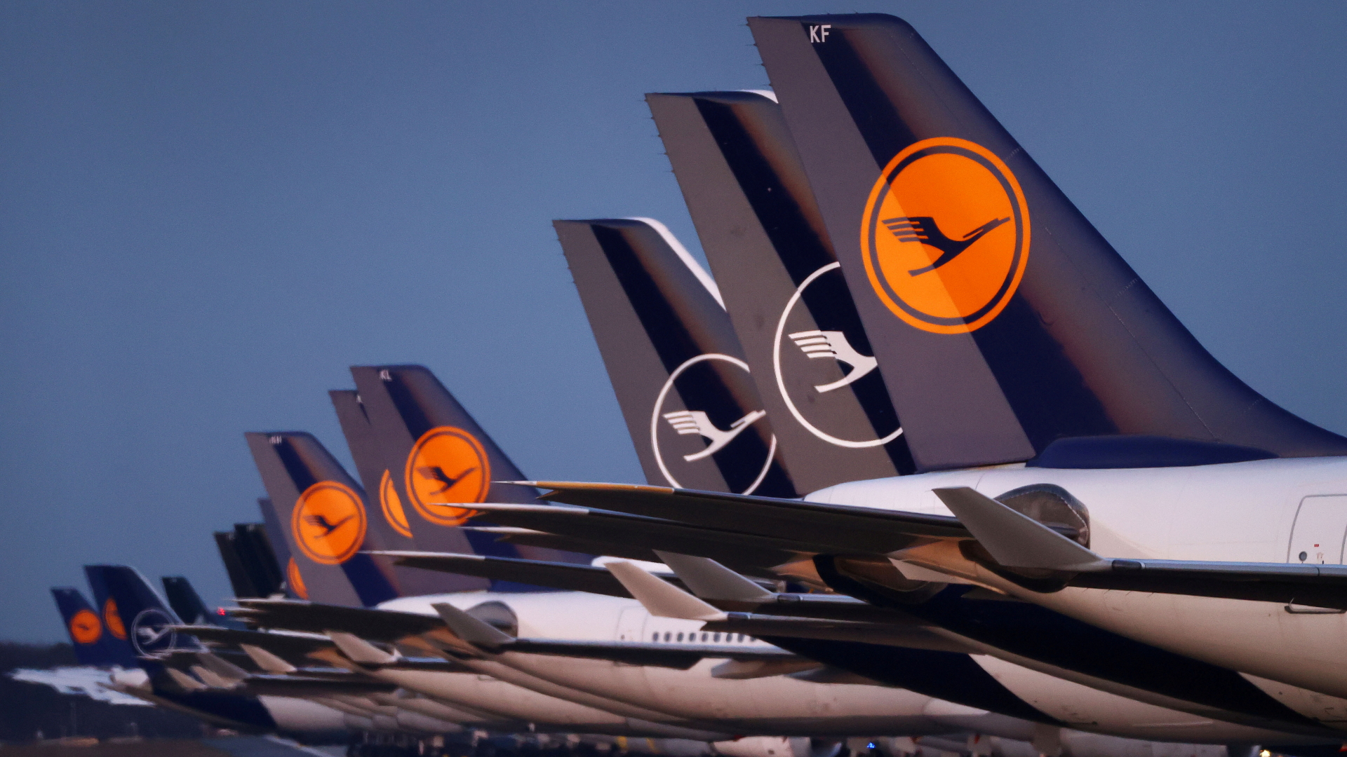 Lufthansa-Flugzeuge stehen auf einem Rollfeld. | REUTERS