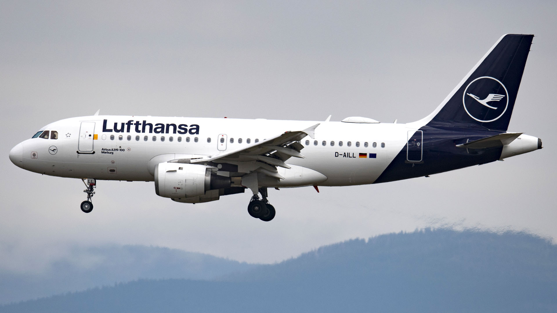 Lufthansa-Maschine des Typs Airbus A319 fliegt  | picture alliance/dpa