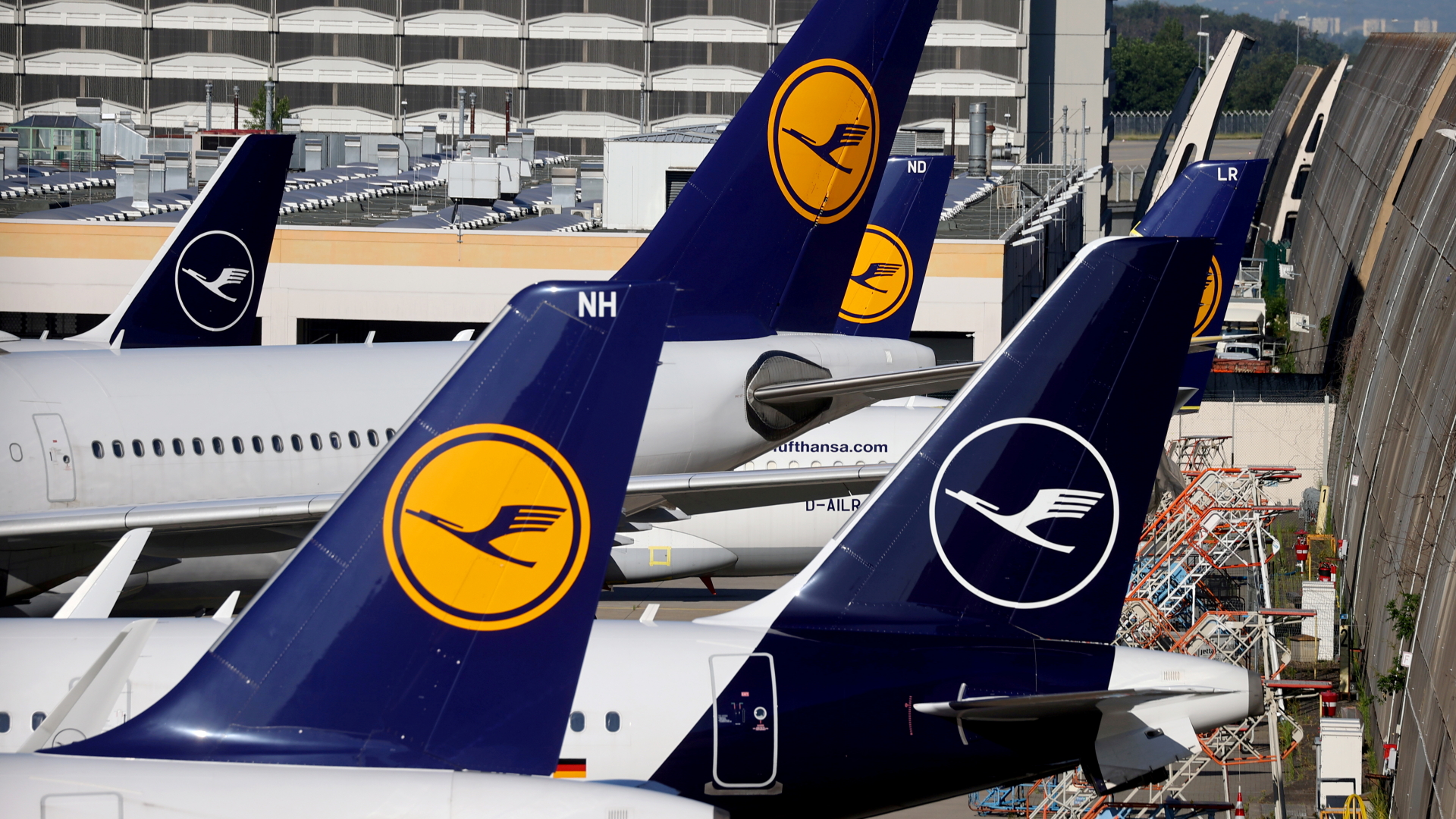 Flugzeuge der Lufthansa stehen auf dem Frankfurter Flughafen. | REUTERS