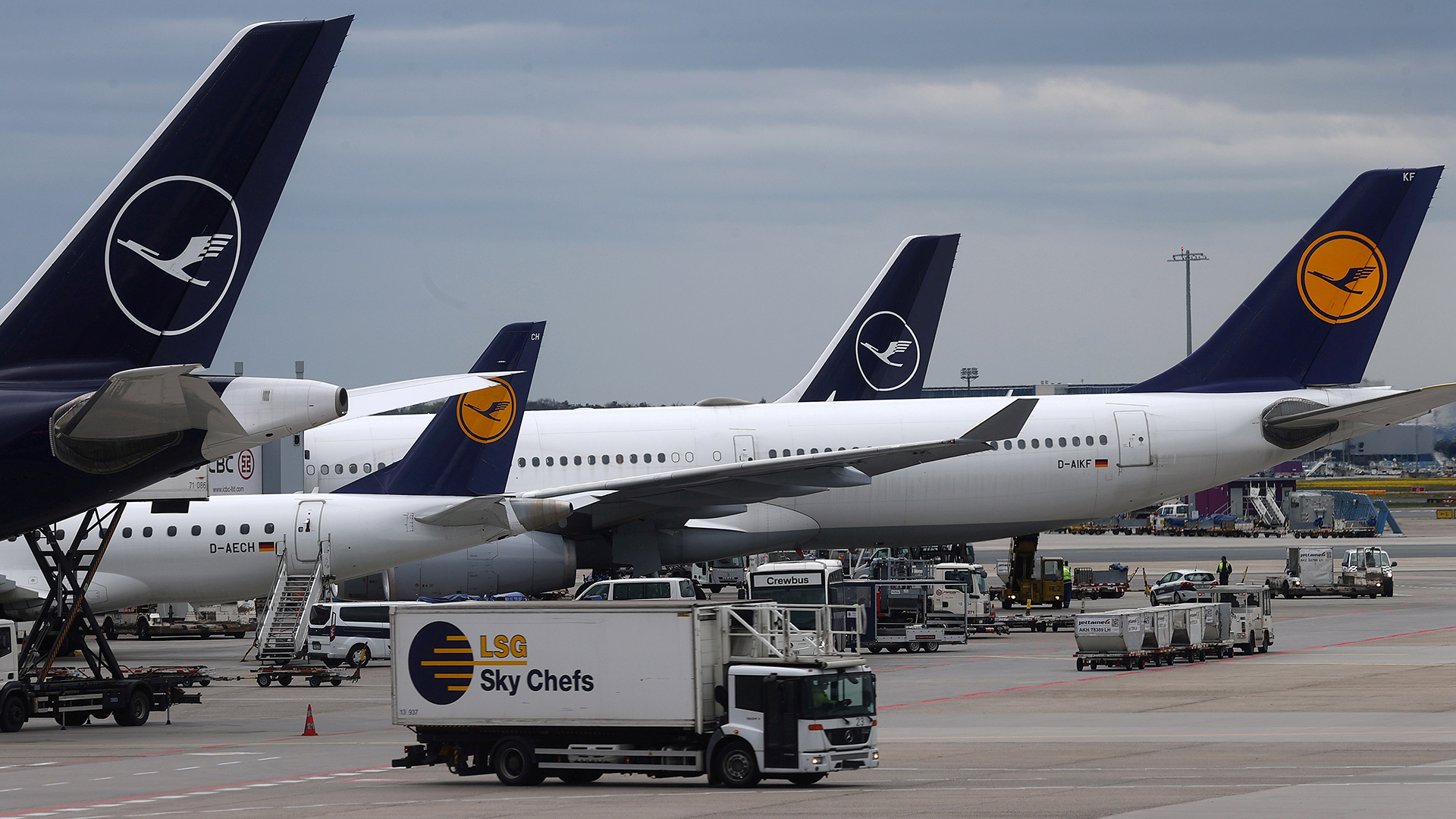 Flugzeuge auf einem Rollfeld am Frankfurter Flughafen
