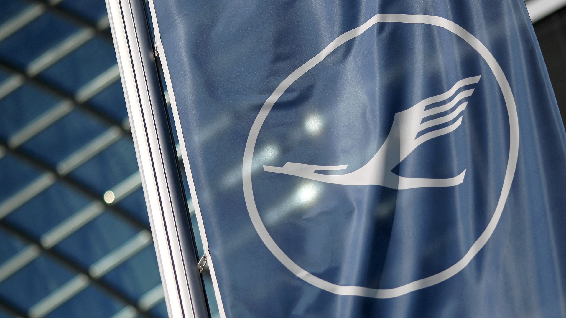 Logo der Fluggesellschaft Lufthansa auf einer wehenden Fahne | AFP