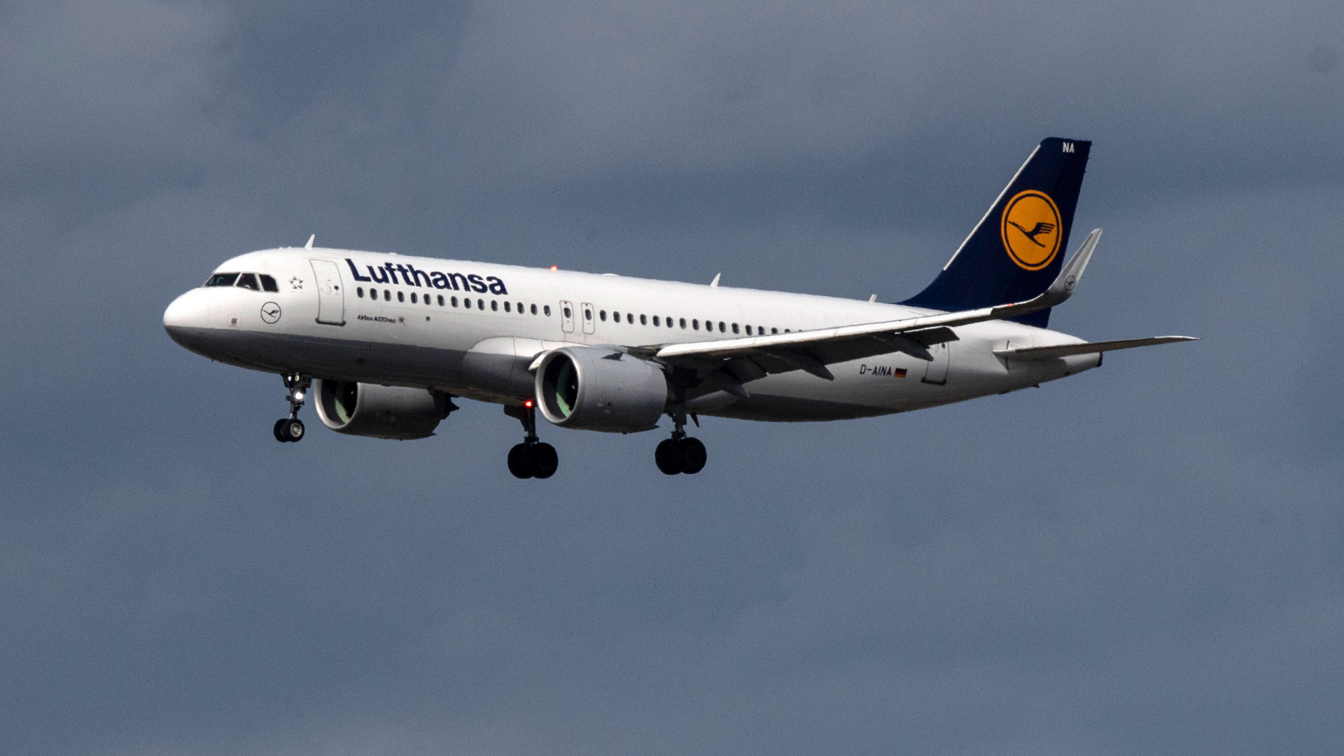 Maschine der Fluggesellschaft Lufthansa im Landeanflug | dpa