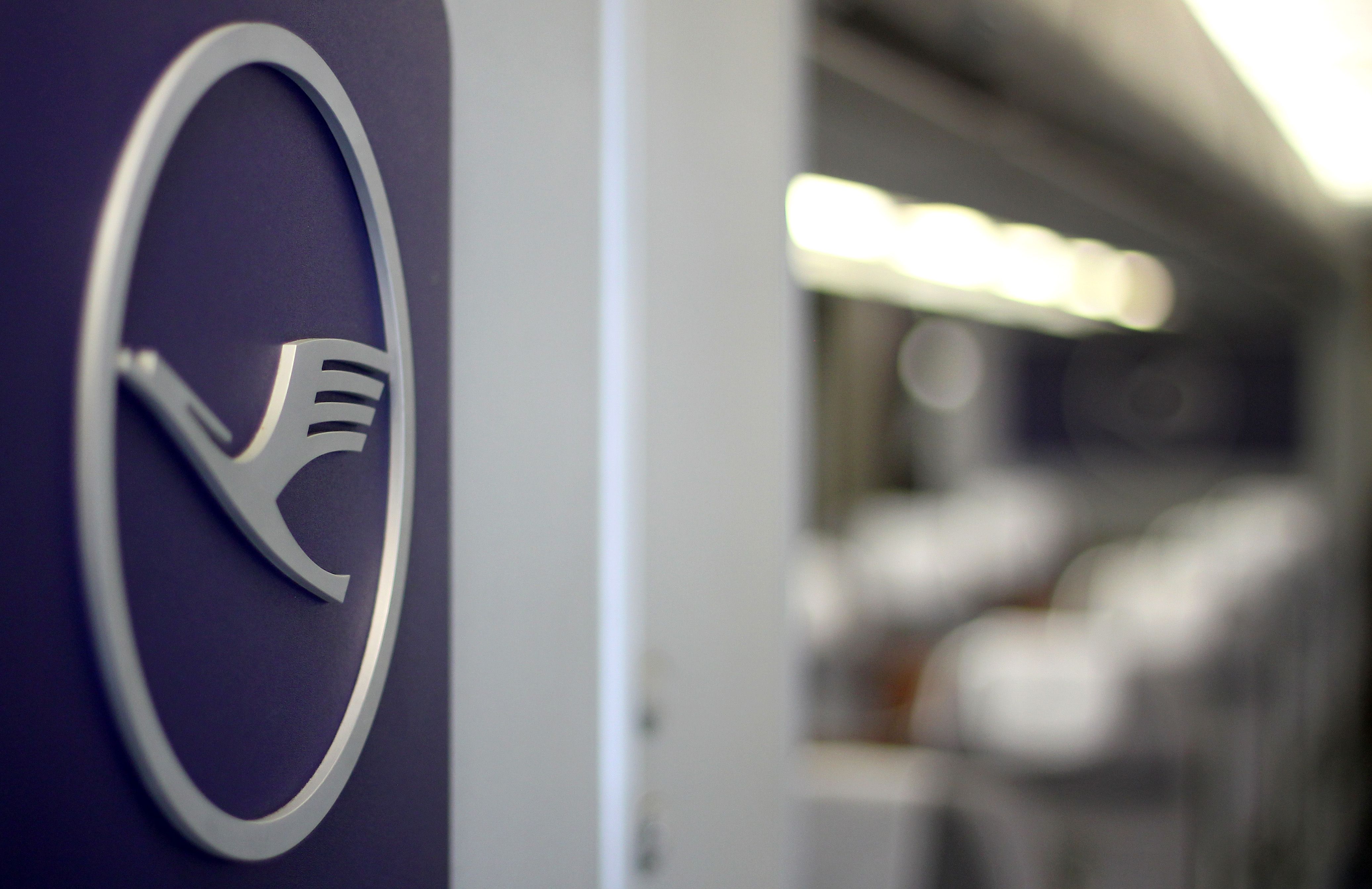 Logo der Lufthansa an einer Tür in einer Flugzeugkabine | AFP