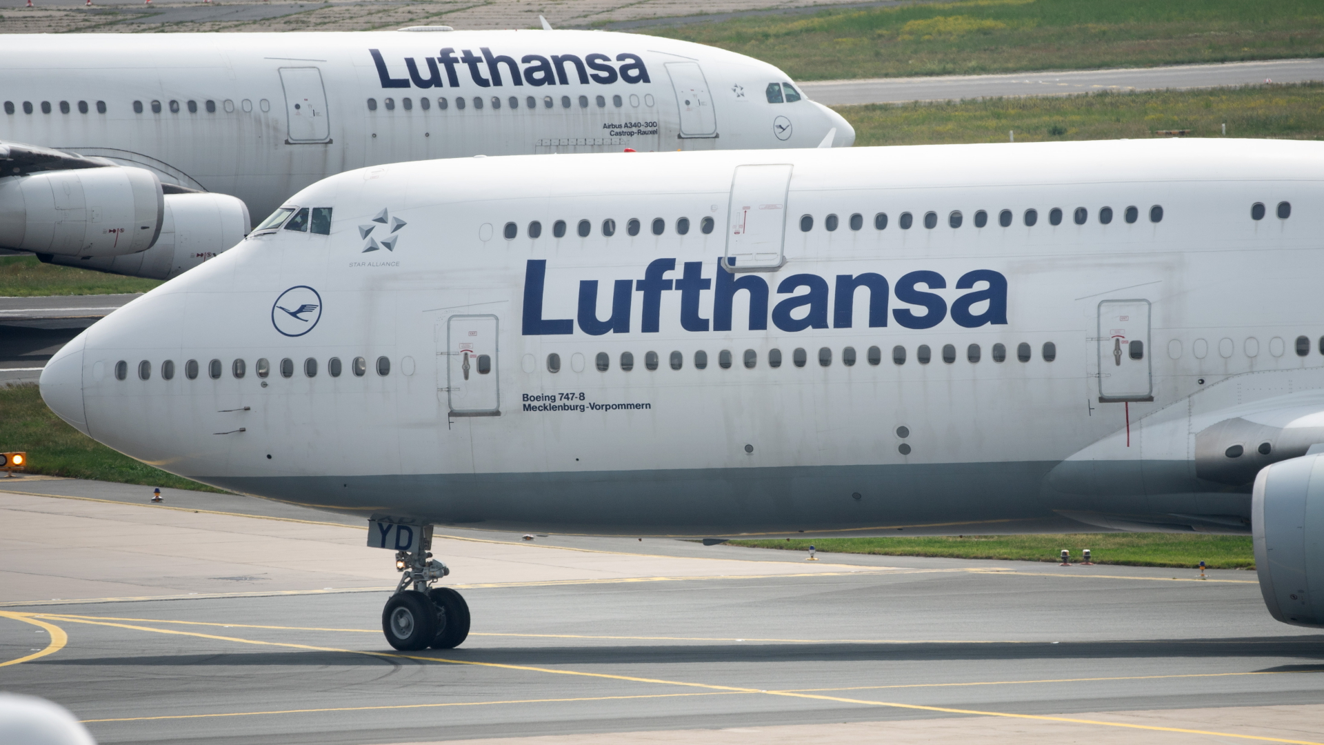 Maschinen der Lufthansa stehen auf einem Rollfeld des Frankfurter Flughafens | dpa