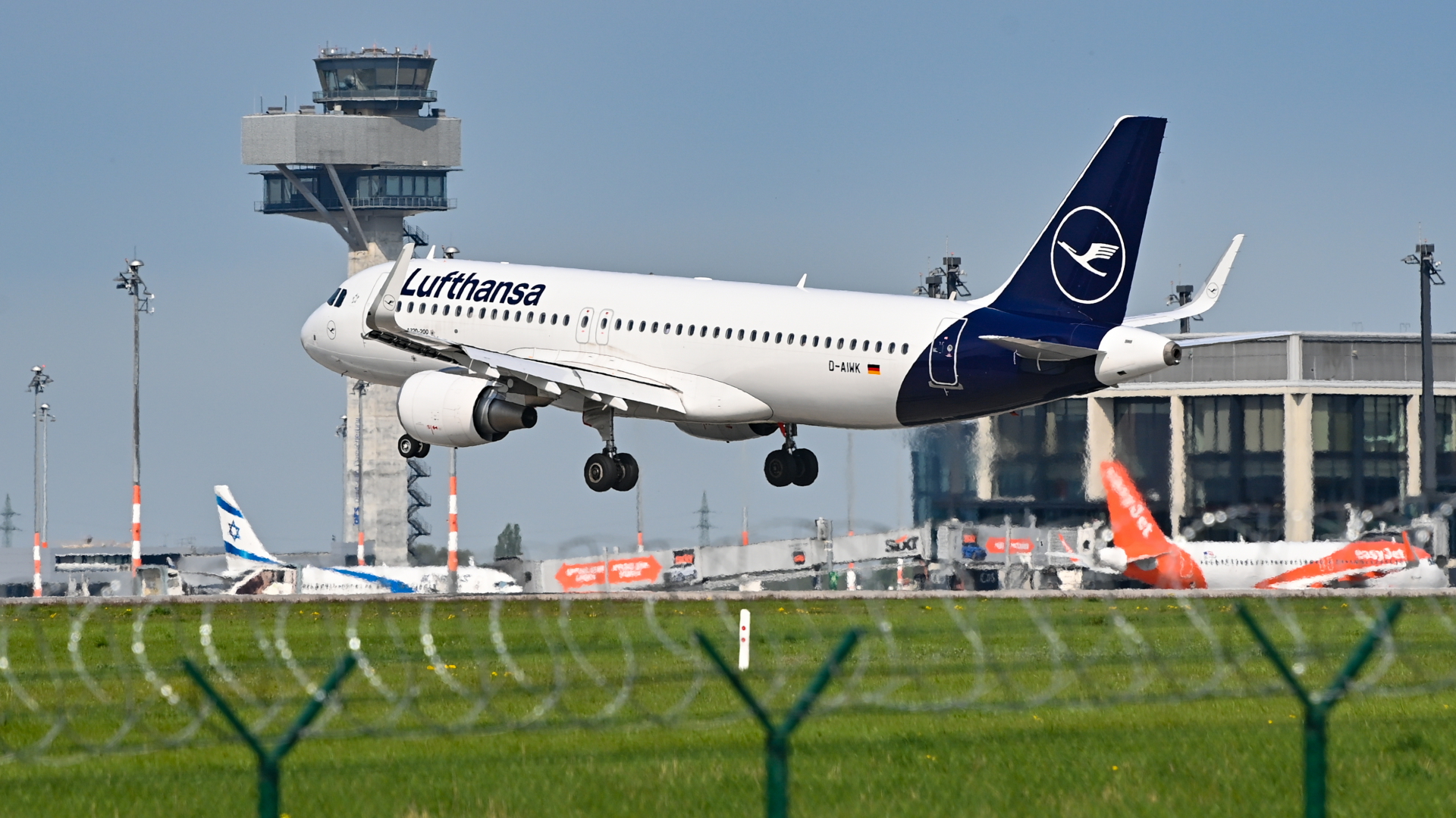 Ein Passagierflugzeug der Lufthansa ist im Landeanflug auf die Südbahn am Hauptstadtflughafen BER. | dpa