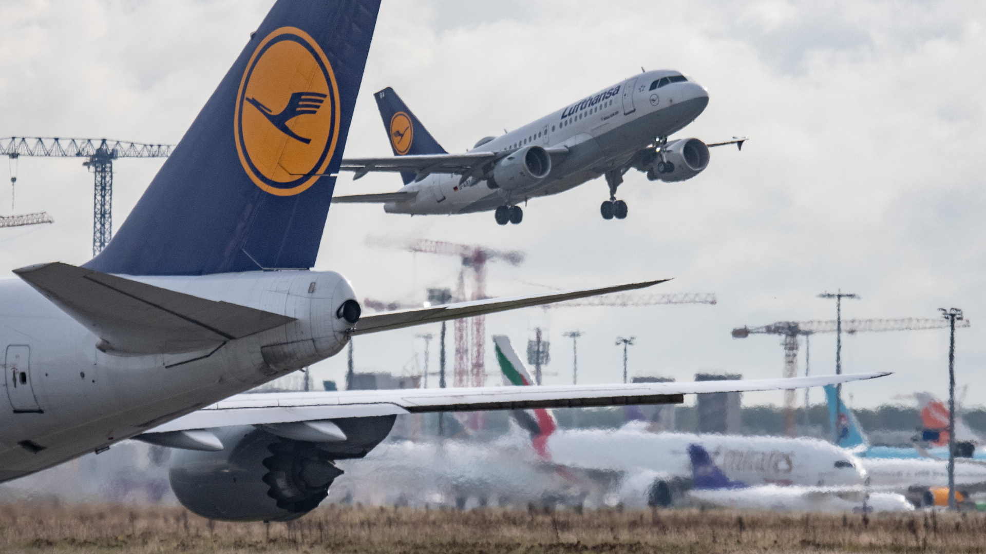 Maschine der Lufthansa startet am Flughafen Frankfurt | dpa