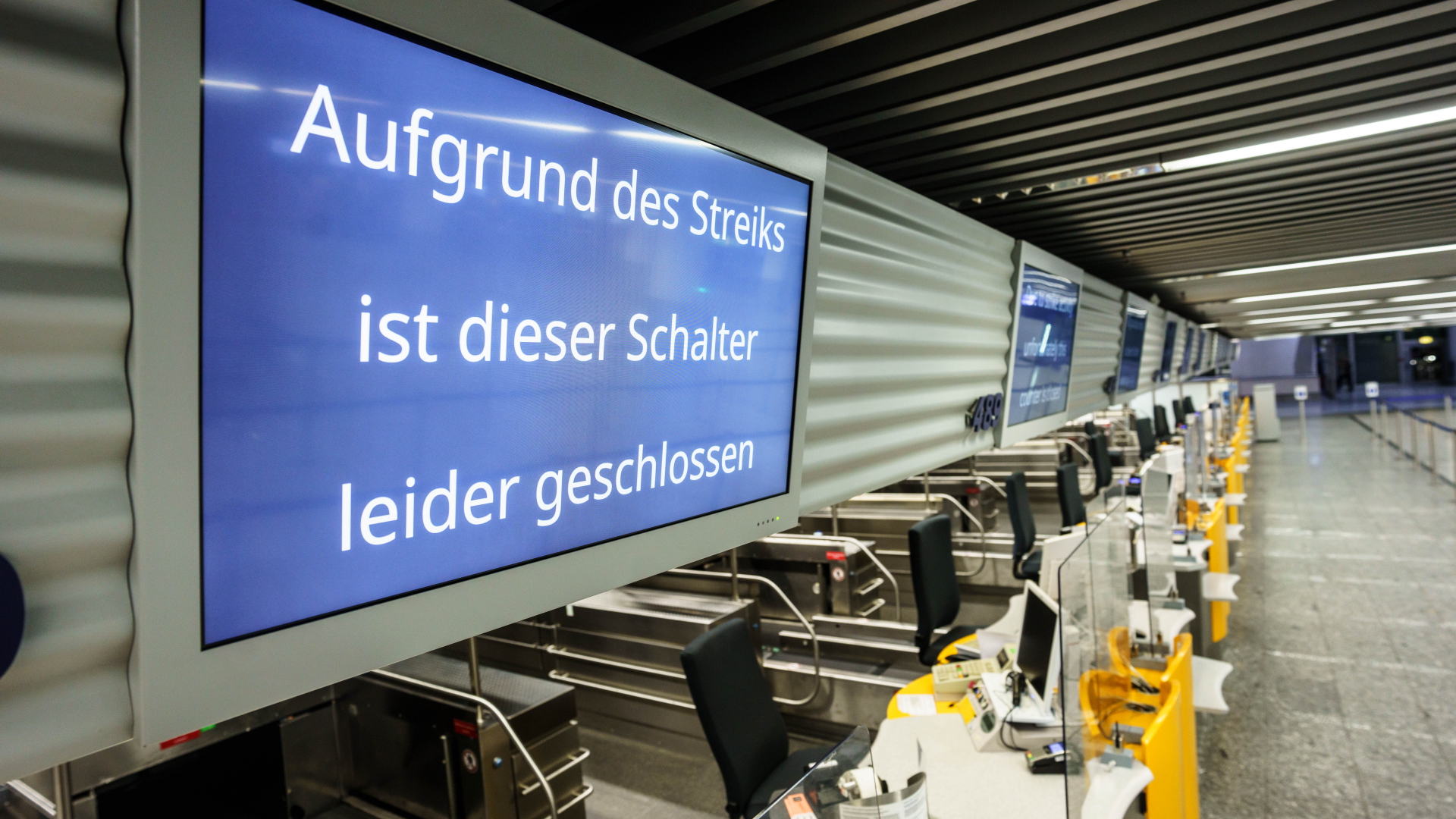 Bestreikter Lufthansa-Abflugschalter am Frankfurter Flughafen | dpa