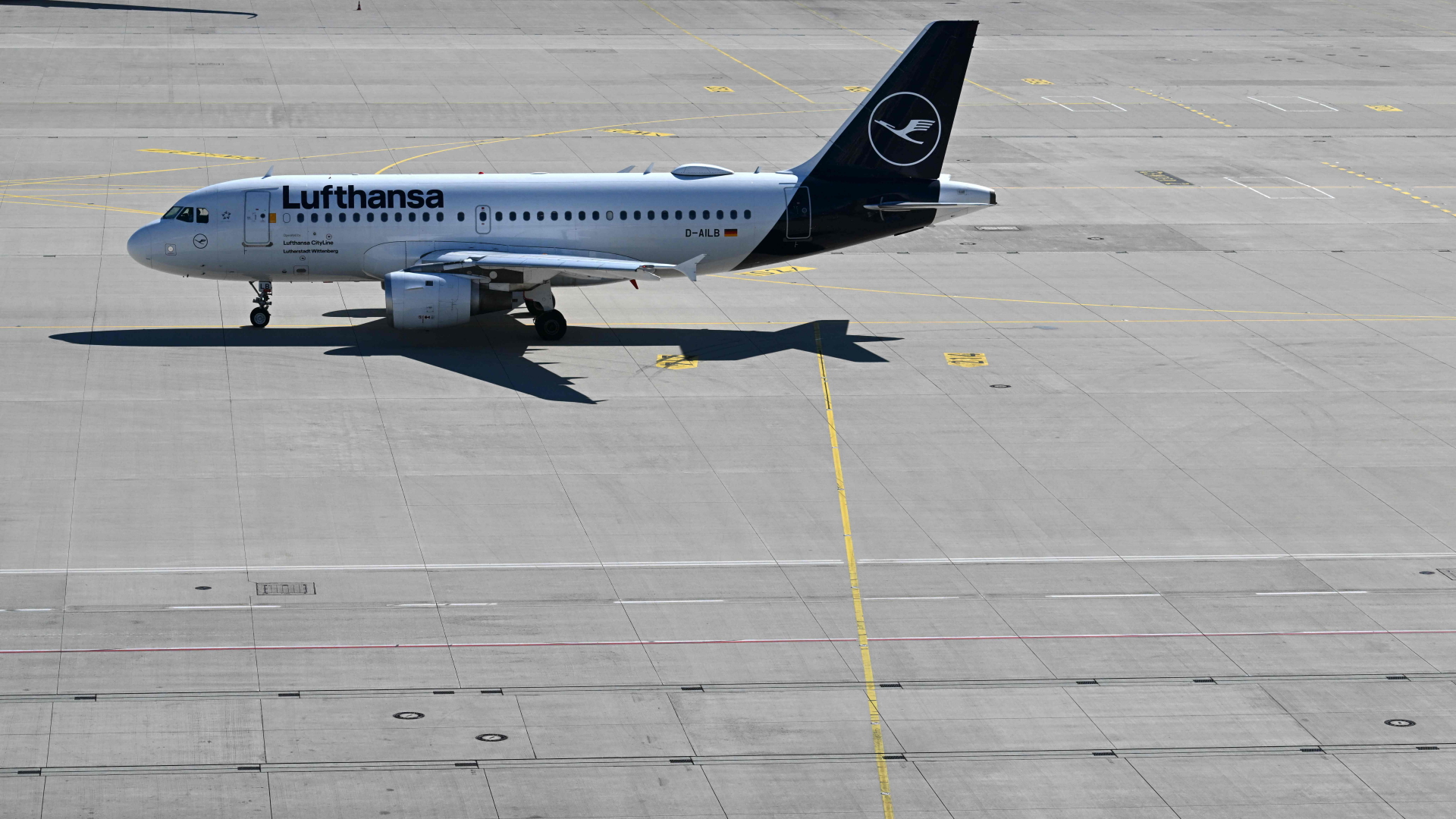 Ein Lufthansa-Flugzeug steht auf dem Flughafen München | AFP