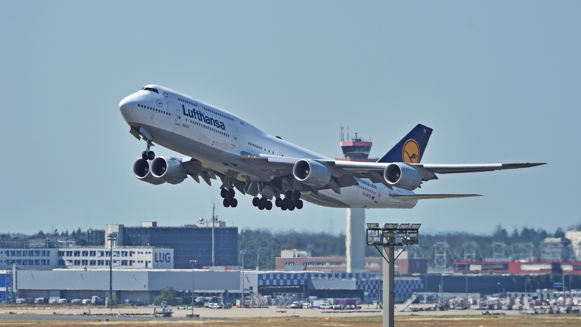 Startende Lufthansa Boeing 747 am Frankfurter Flughafen Fraport. | picture alliance / Daniel Kubirs