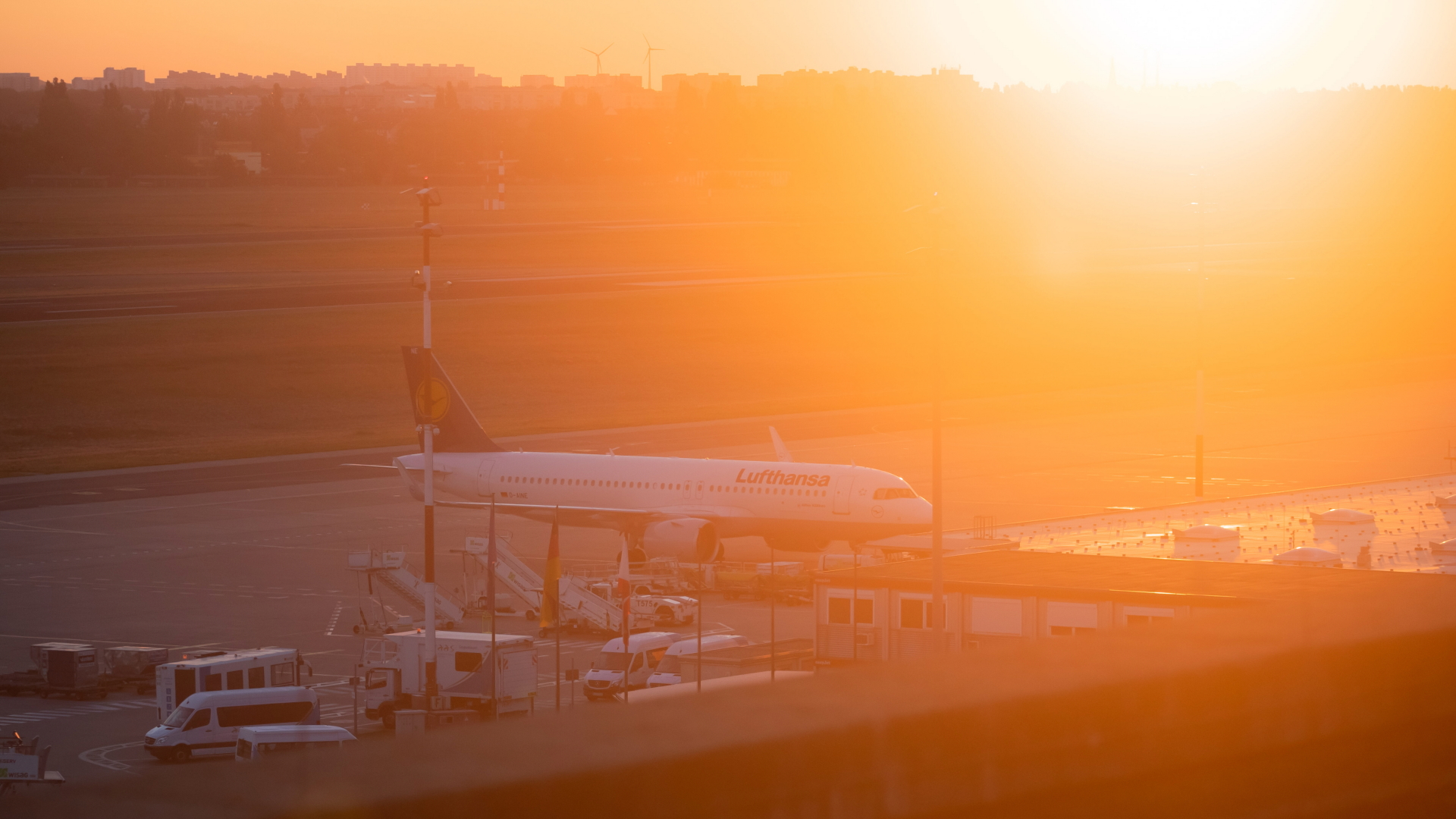 Ein Flugzeug der Lufthansa steht bei Sonnenaufgang am Flughafen Berlin-Tegel. | dpa