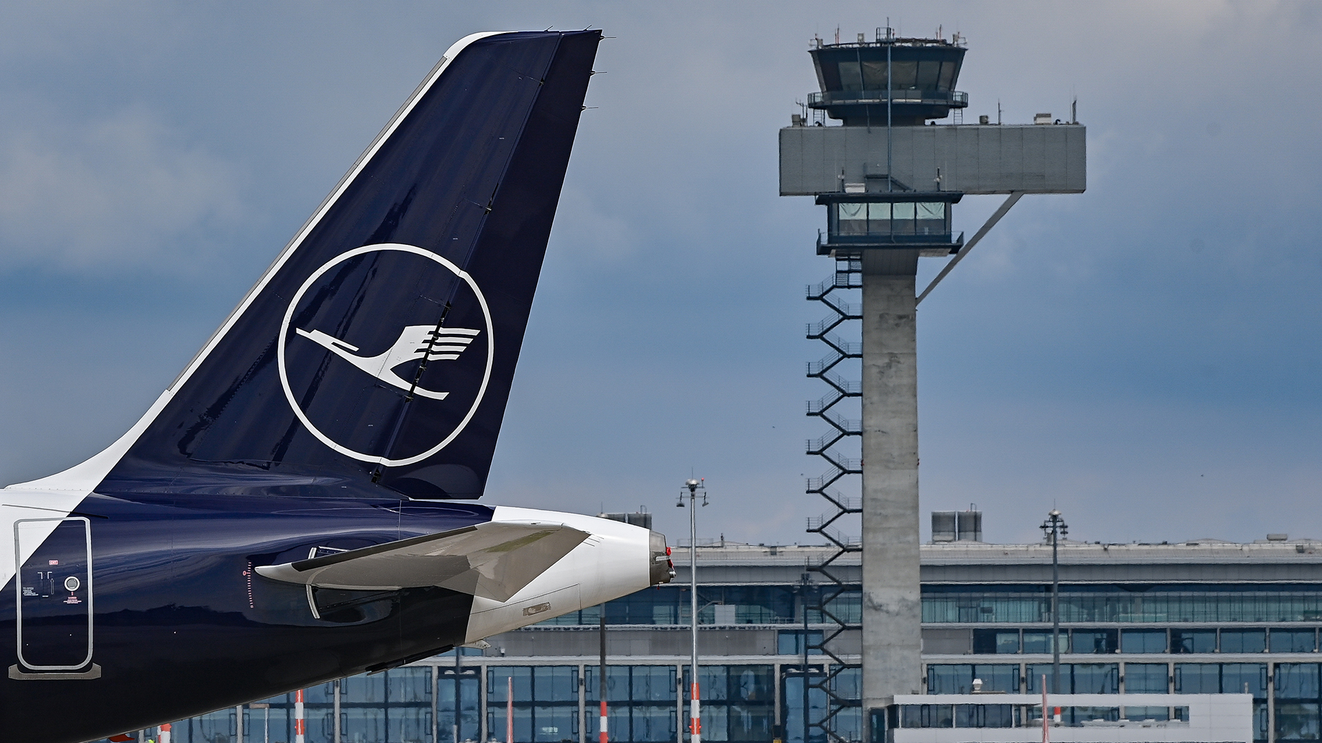 Ein Passagierflugzeug der Fluggesellschaft Lufthansa steht auf dem Areal des Hauptstadtflughafens Berlin-Brandenburg (BER). | dpa