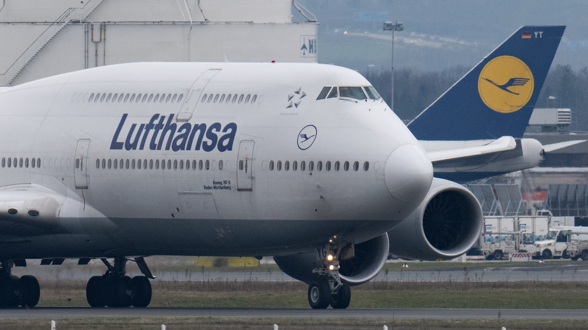  Eine Boeing 747 der Lufthansa rollt auf dem Flughafen Frankfurt zu ihrer Parkposition. 