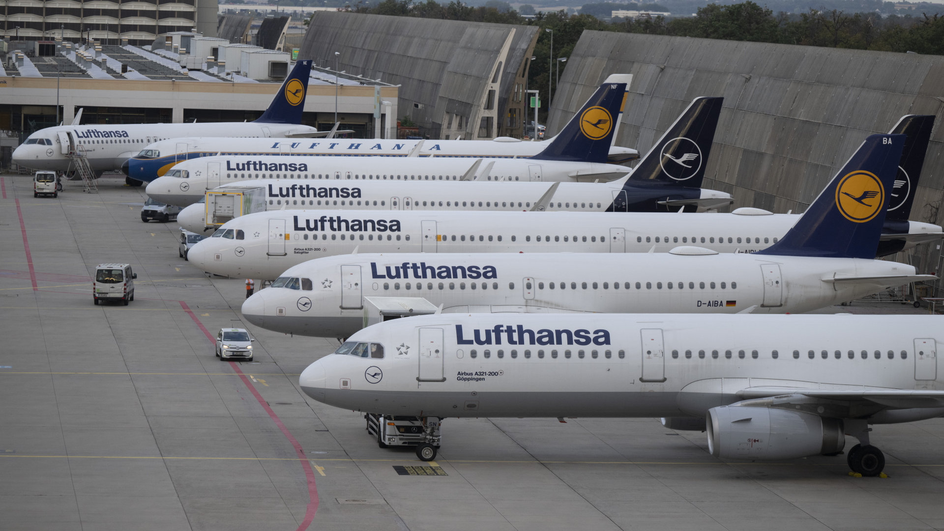 Passagiermaschinen der Lufthansa stehen auf dem Flughafen Frankfurt am Main. | dpa