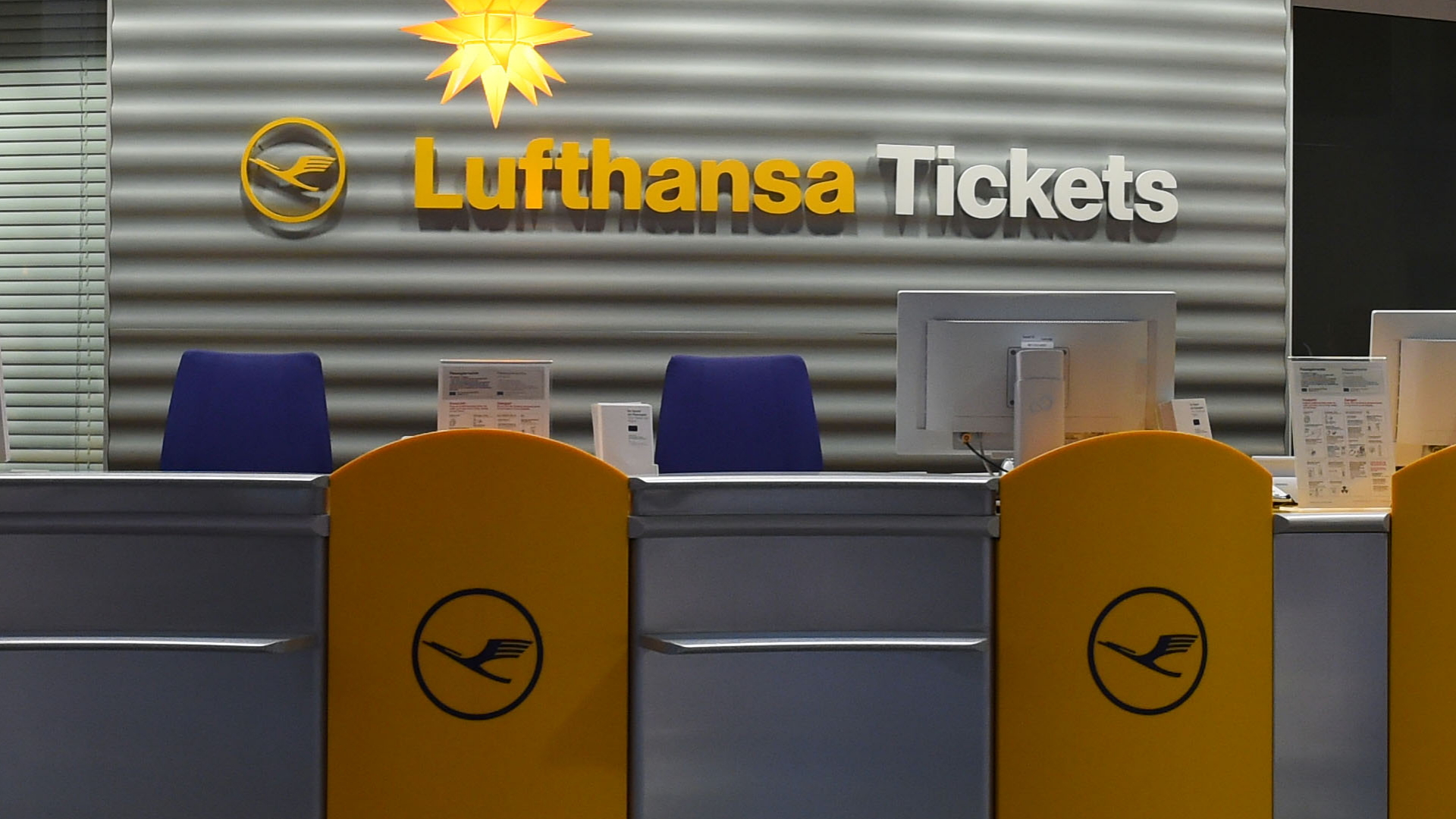 Leerer Lufthansa-Schalter am Flughafen München