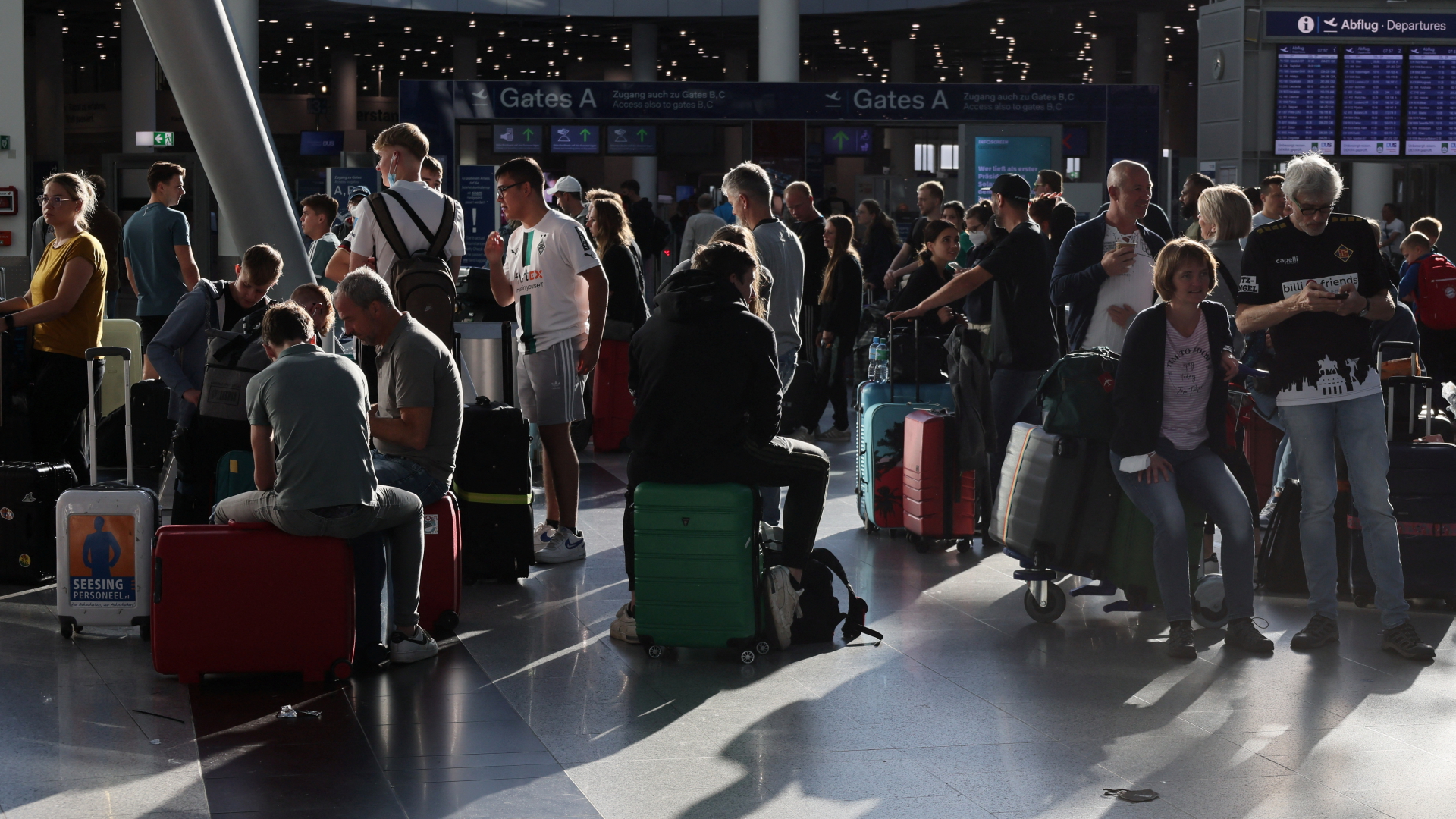 Flugpassagiere warten am Flughafen in Düsseldorf.