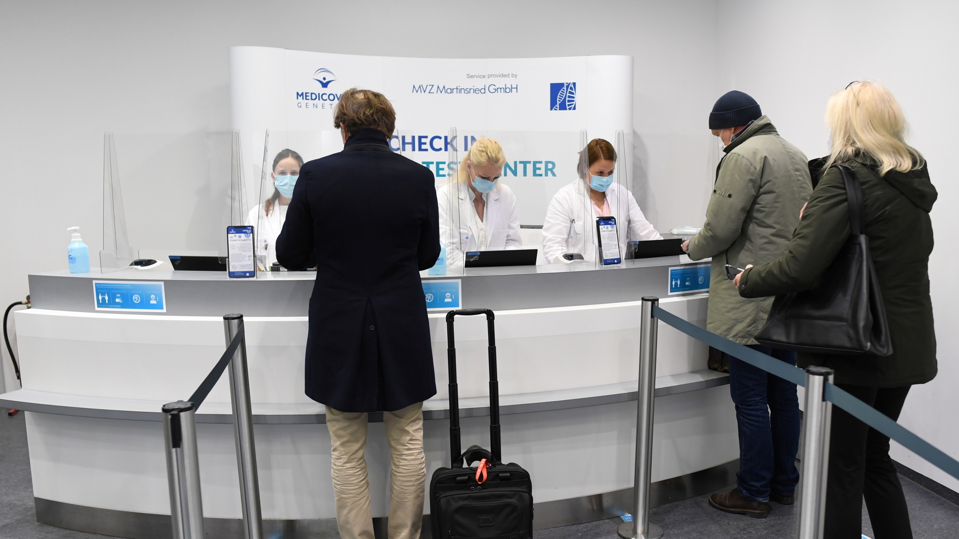 Passagiere am Schnelltest-Zentrum des Münchner Flughafens.  | REUTERS