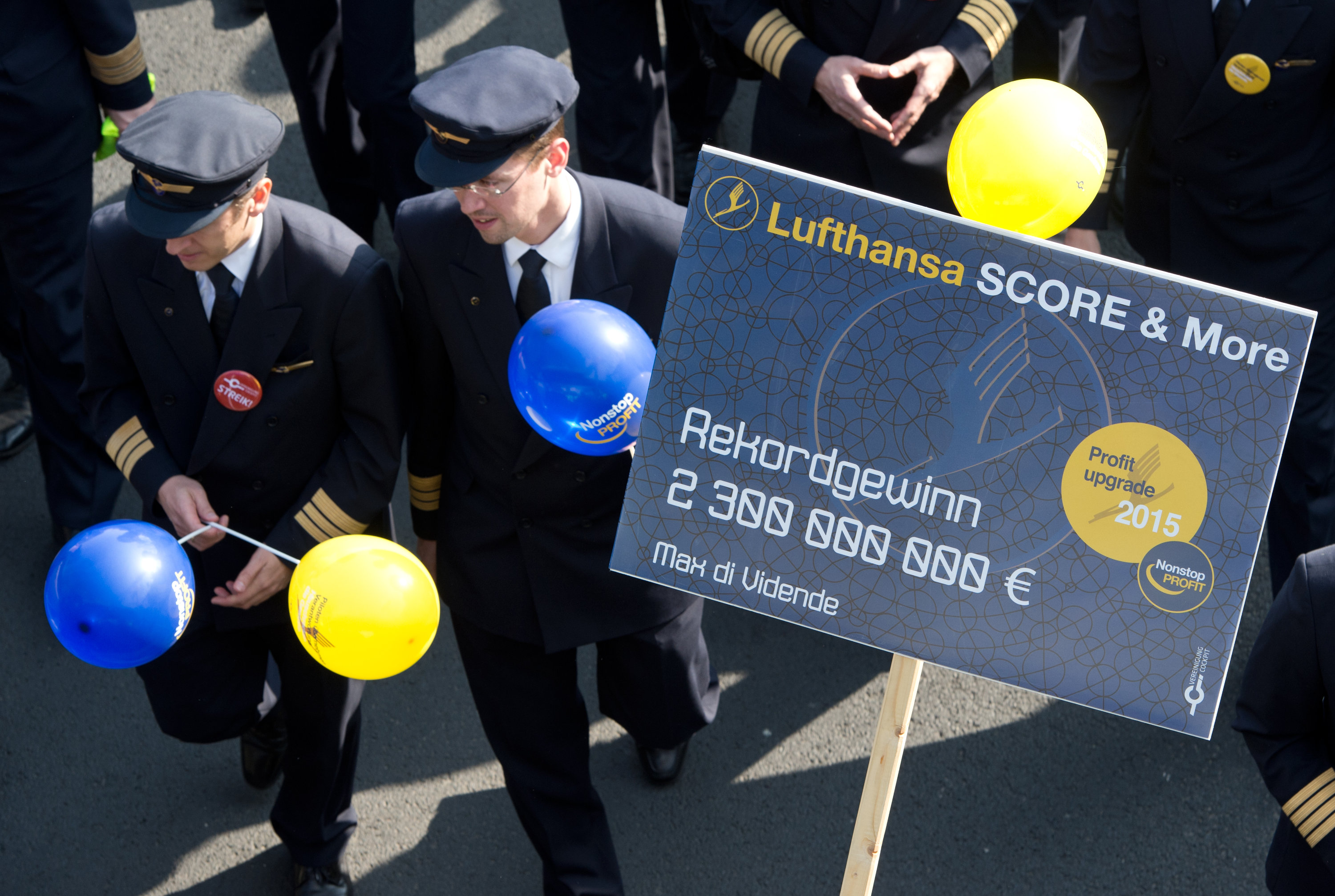 Demonstrierende Piloten vor der Lufthansa-Zentrale in Frankfurt am Main | dpa