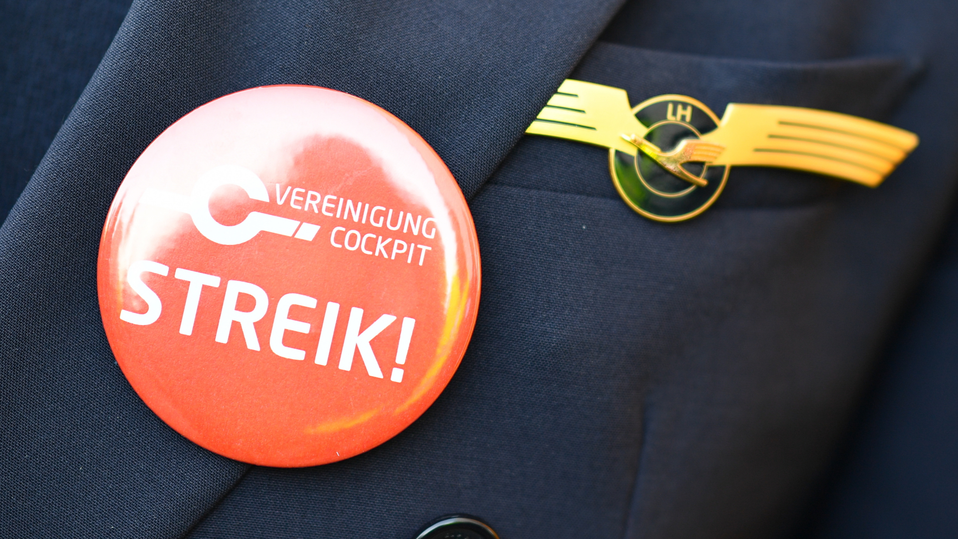 Ein Pilot der Lufthansa trägt während des Streiks 2016 an seiner Uniform einen Anstecker der Vereinigung Cockpit mit der Aufschrift "Streik". | dpa