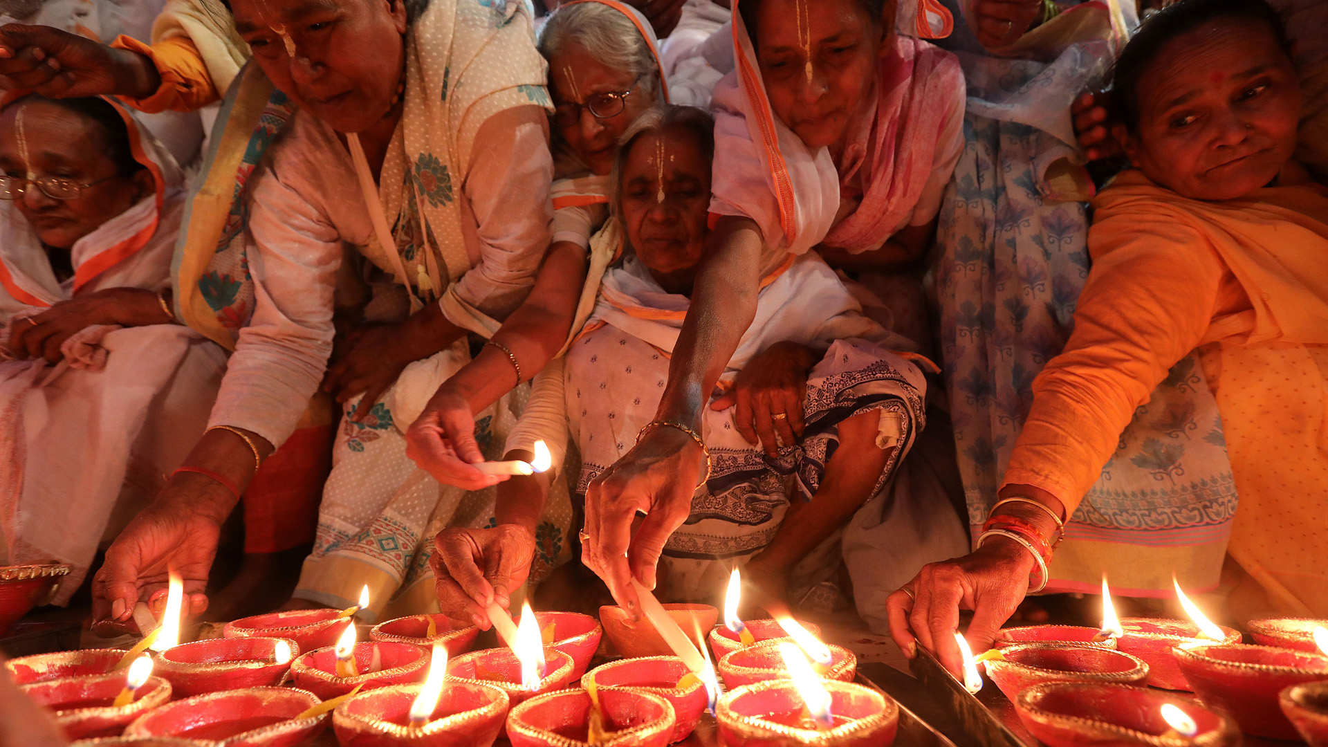 Frauen zünden zum Lichterfest Diwali Kerzen an | HARISH TYAGI/EPA-EFE/REX/Shutter