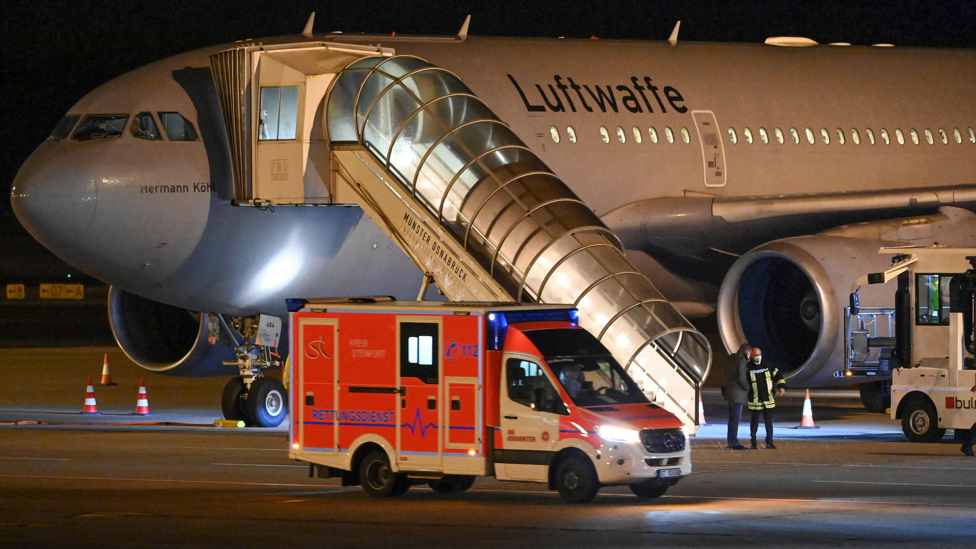 Ein Krankenwagen steht am Flughafen Münster/Osnabrück vor einer Maschine der Luftwaffe | AFP