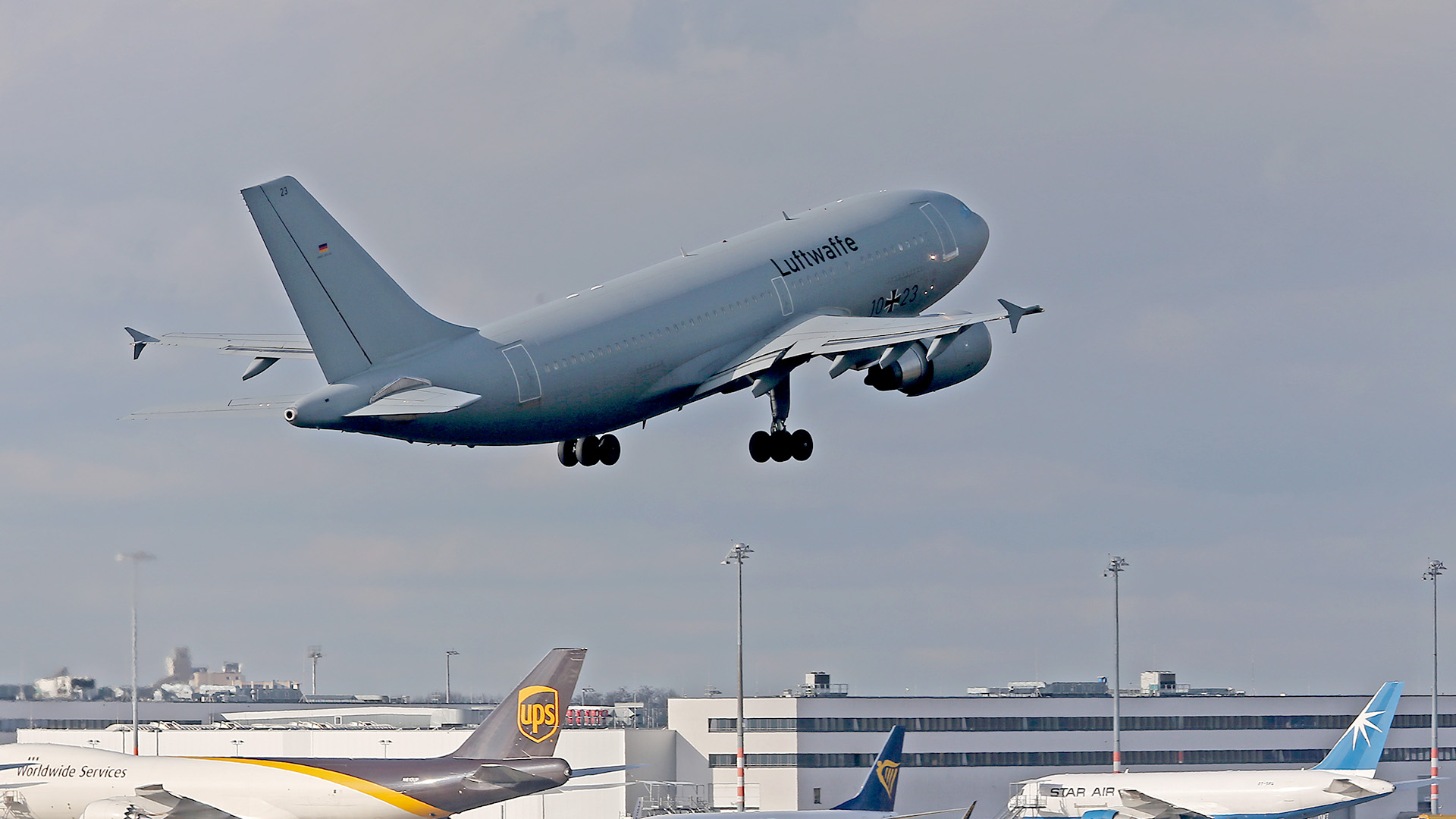 Der Airbus A310 "Kurt Schumacher" startet auf dem Flughafen Köln Bonn in Richtung Wuhan. | dpa