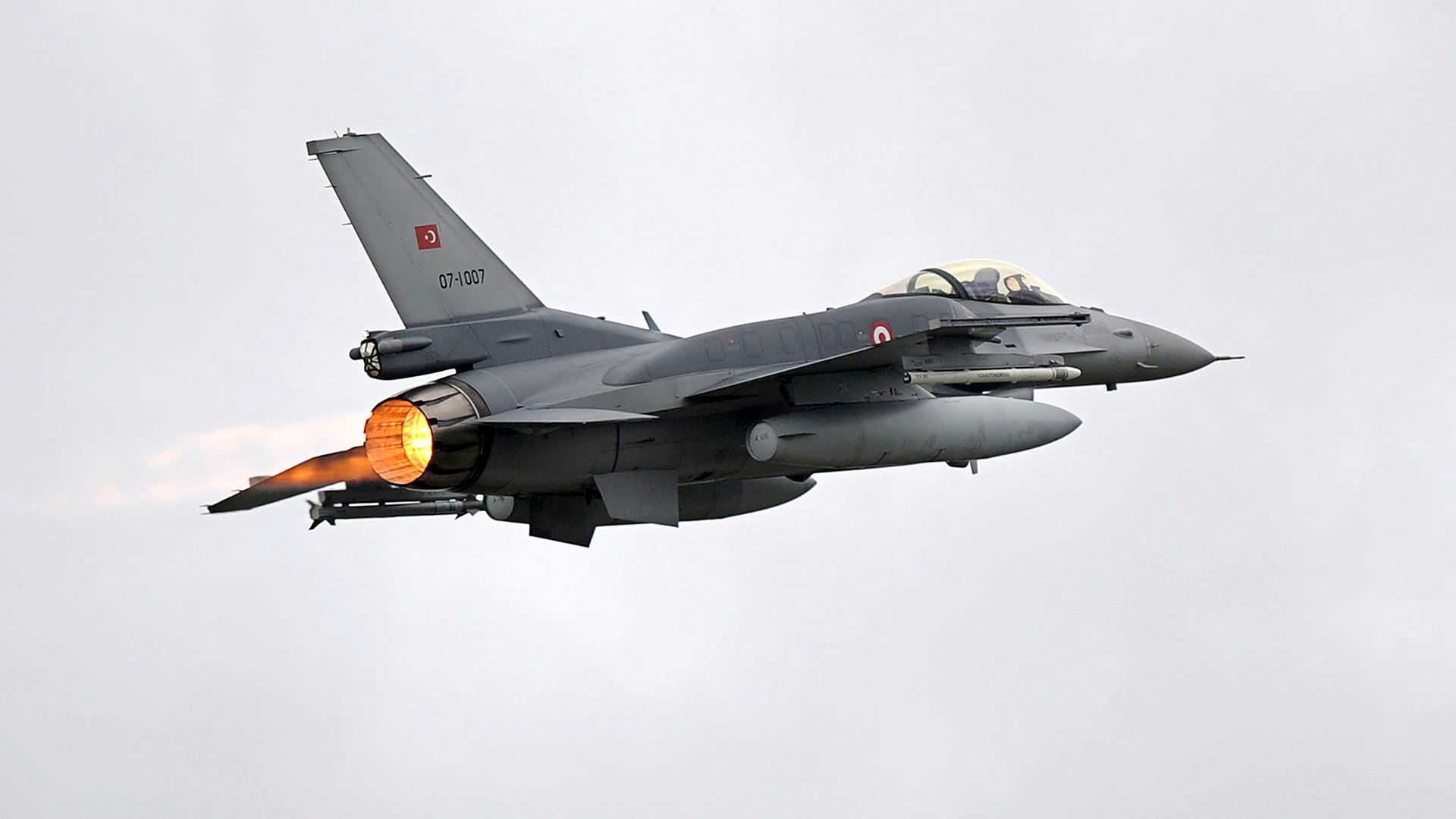 Ein Kampfflugzeug der türkischen Luftwaffe vom Typ F-16 (Symbolbild) | picture alliance/dpa