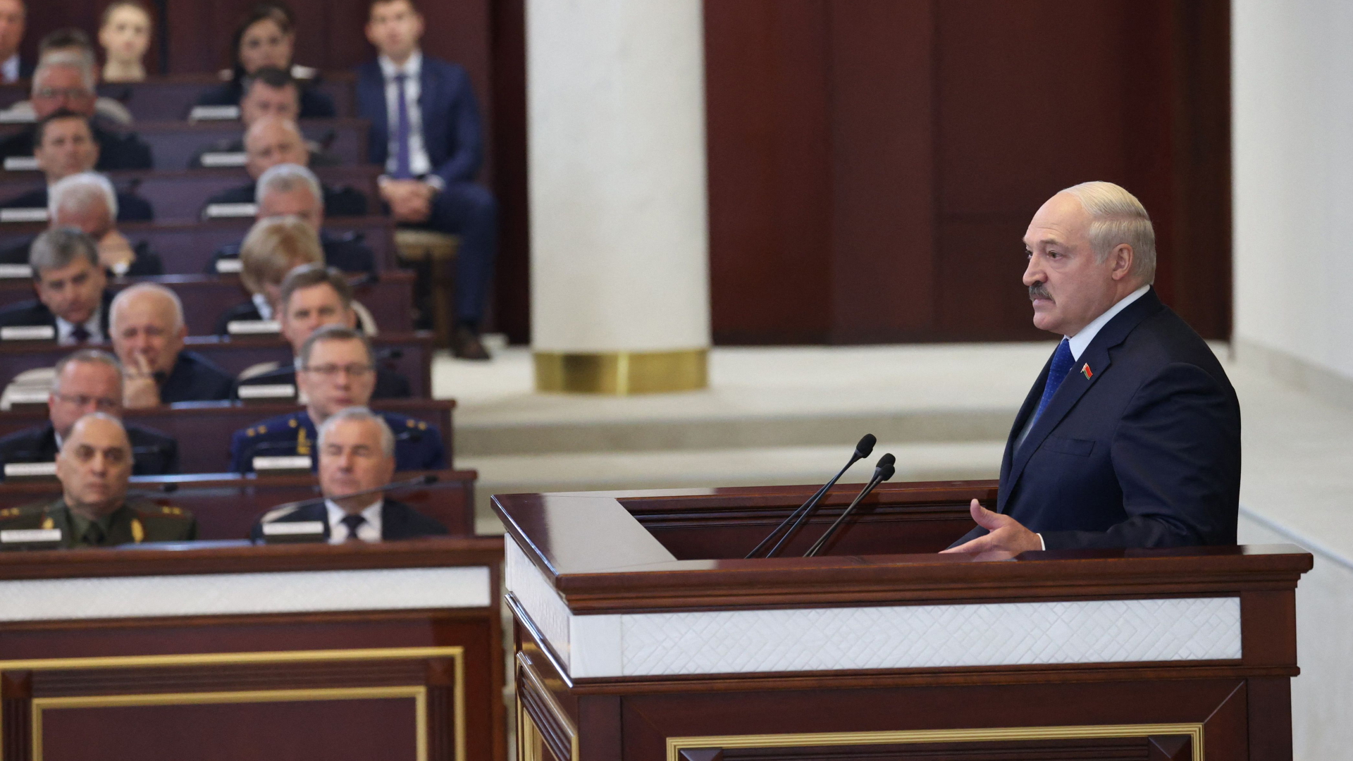 Der belarusische Machthaber Alexander Lukaschenko spricht vor dem Parlament in Minsk | AFP