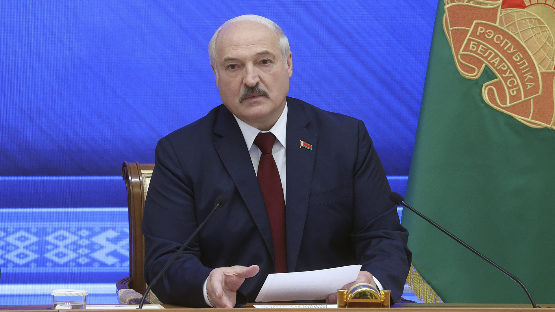 Alexander Lukaschenko spricht während einer Pressekonferenz.