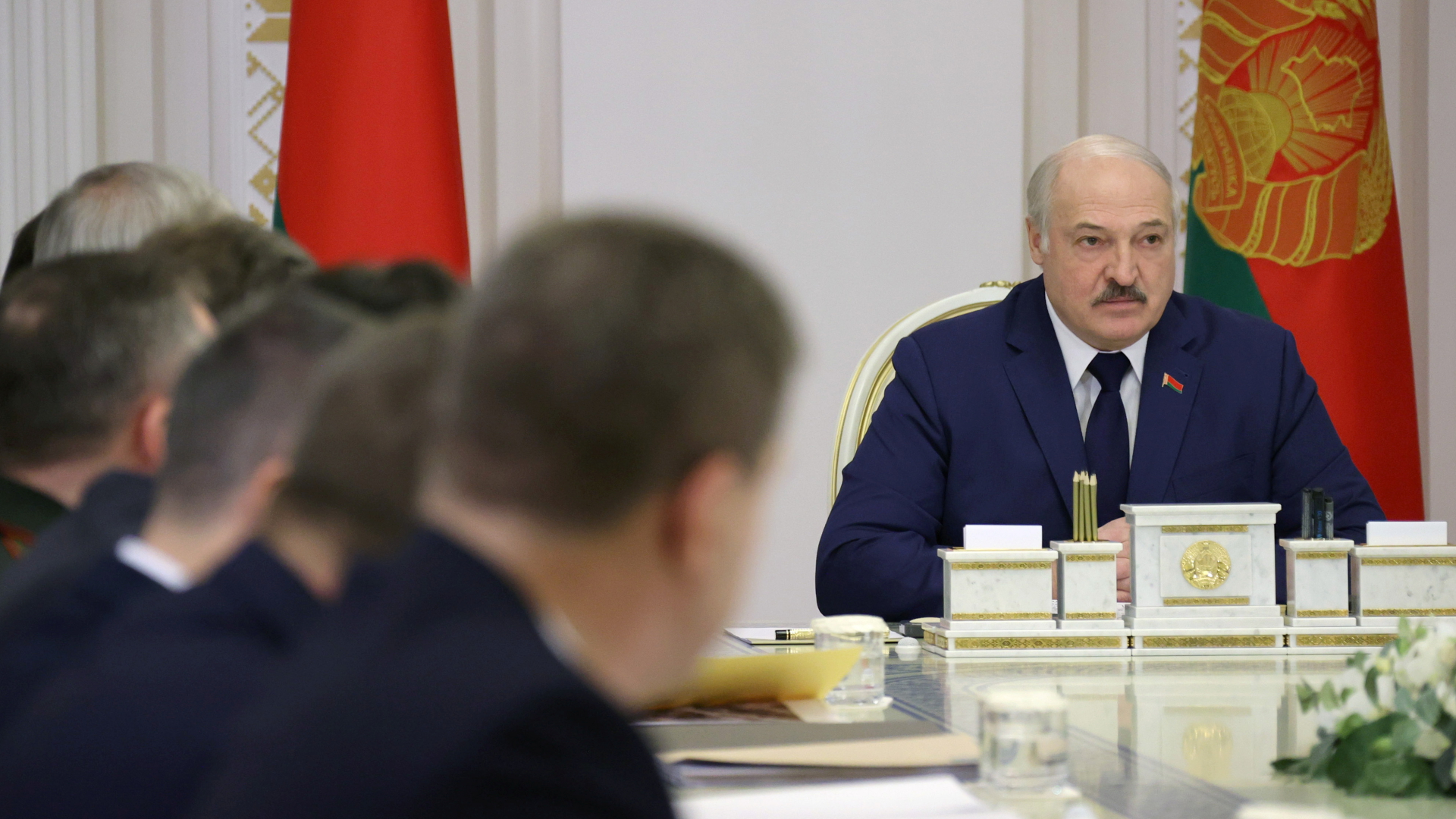Der belarusische Präsident Alexander Lukaschenko bei einem Treffen mit ranghohen Funktionären | via REUTERS