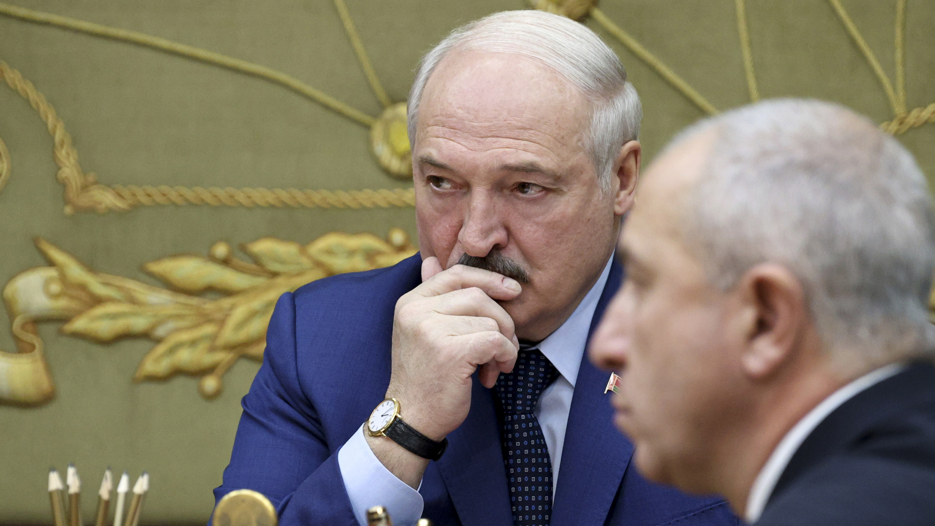 Alexander Lukaschenko schaut bei einem Treffen nachdenklich. | dpa