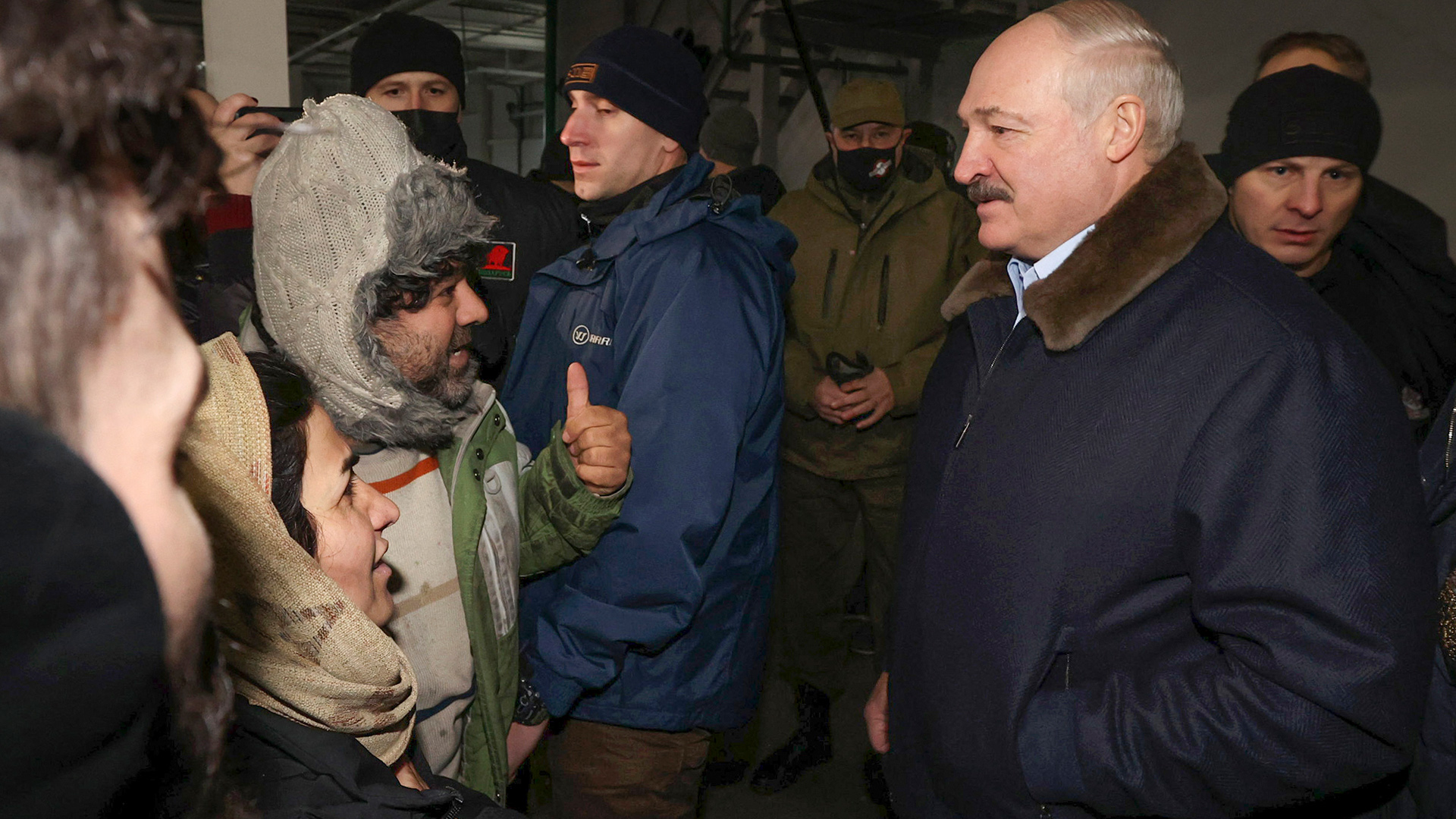 Alexander Lukaschenko, Präsident von Belarus mit Migranten in einem Logistikzentrum am Kontrollpunkt «Bruzgi» an der polnisch-belarussischen Grenze. | picture alliance/dpa/BelTA/AP