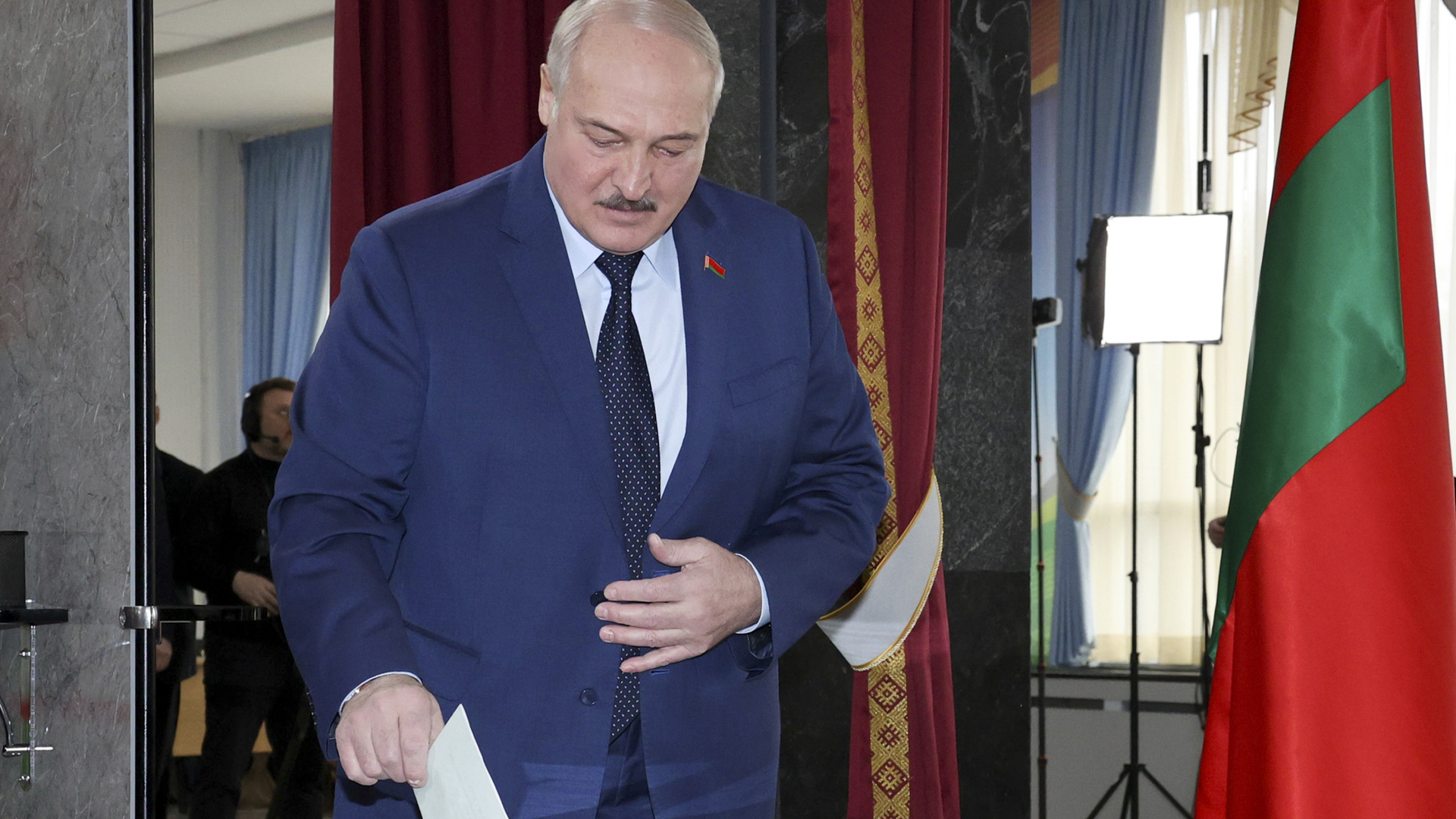 Lukaschenko bei der Abstimmung in Minsk | dpa