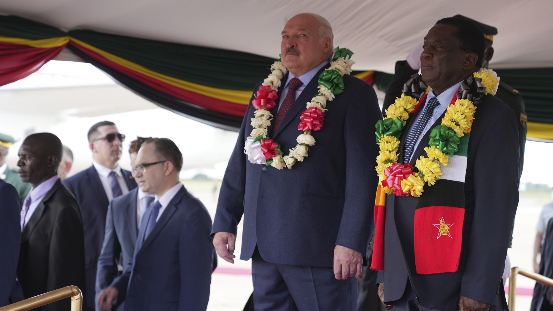 Alexander Lukaschenko wird von Emmerson Mnangagwa am Flughafen in Harare begrüßt | dpa