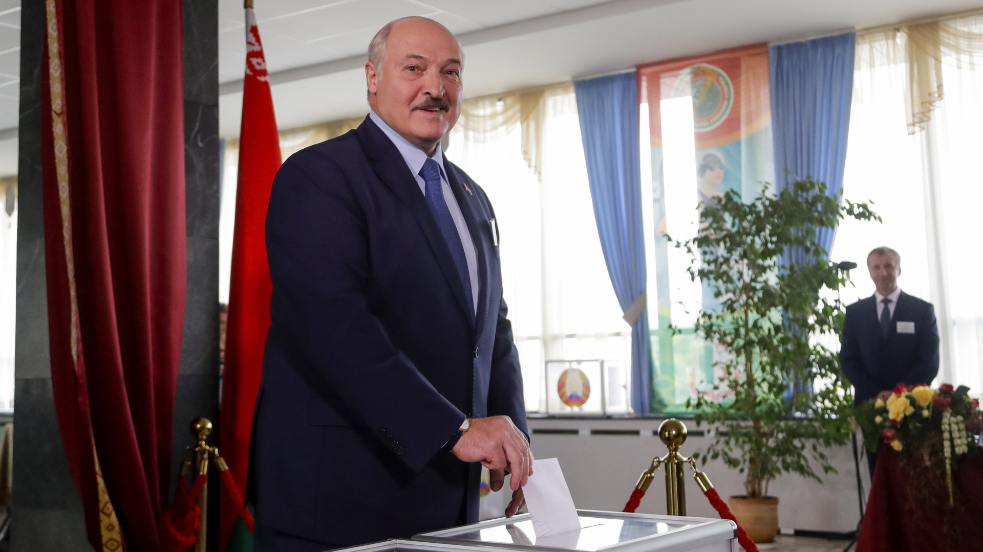Alexander Lukaschenko, Präsident von Belarus, gibt seinen Stimmzettel während der Präsidentschaftswahlen in einem Wahllokal ab (Archivbild). | dpa