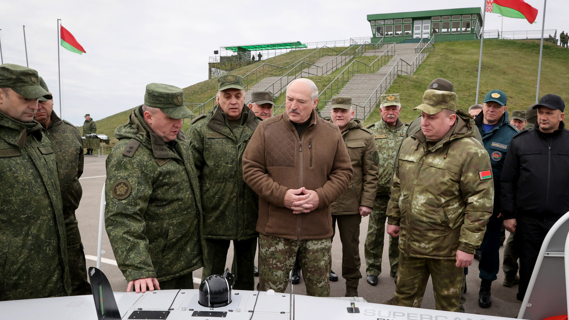 Alexander Lukaschenko inspiziert Waffensysteme bei einem Besuch auf einem Truppenübungsplatz. Das Bild wurde vom offiziellen Pressedienst Lukaschenkos verbreitet. | dpa