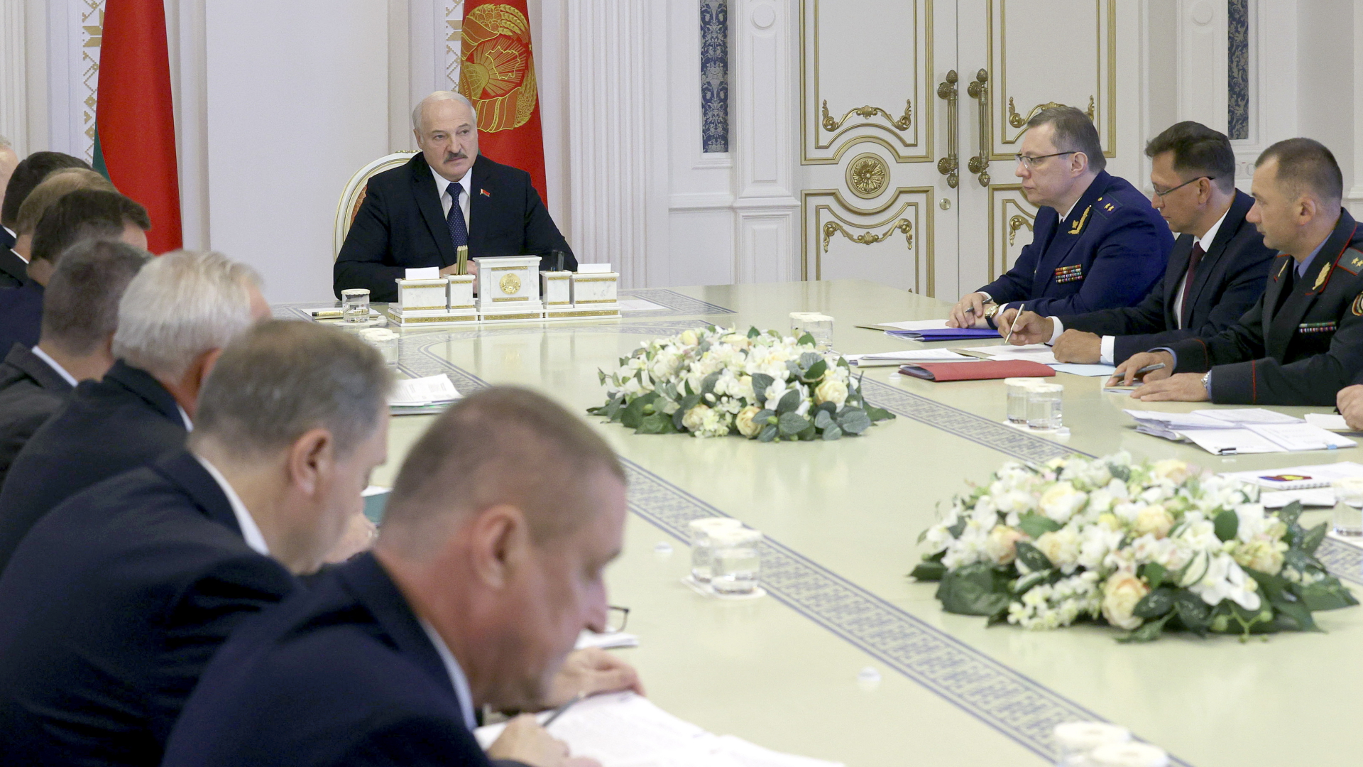 Alexander Lukaschenko, Präsident von Belarus, spricht während einer Kabinettssitzung.  | dpa