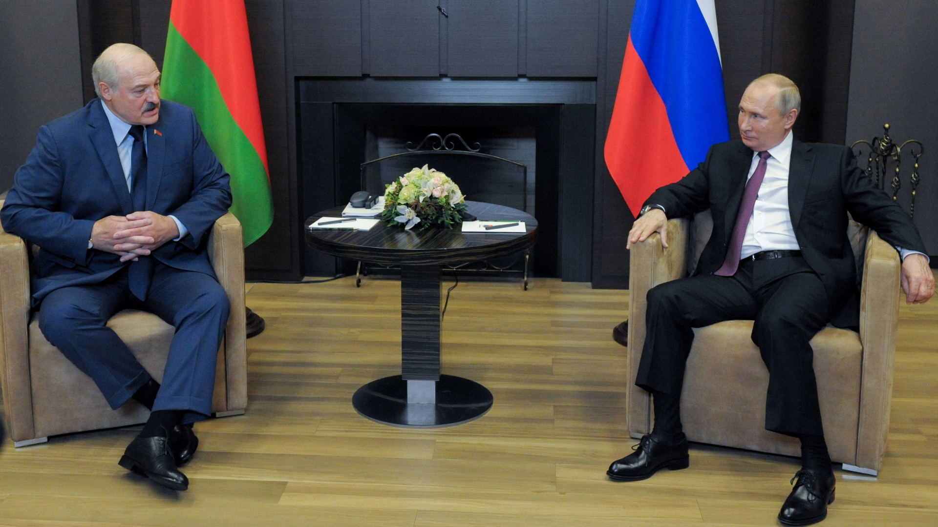Der belarusische Machthaber Lukaschenko und der russische Präsident Putin bei einem Treffen in Sotschi | via REUTERS