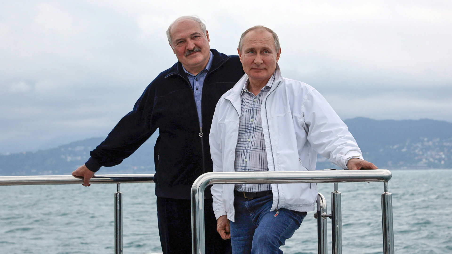 Der belarusische Machthaber Lukaschenko und der russische Präsident Putin auf einer Yacht bei ihrem Treffen in Sotschi | dpa