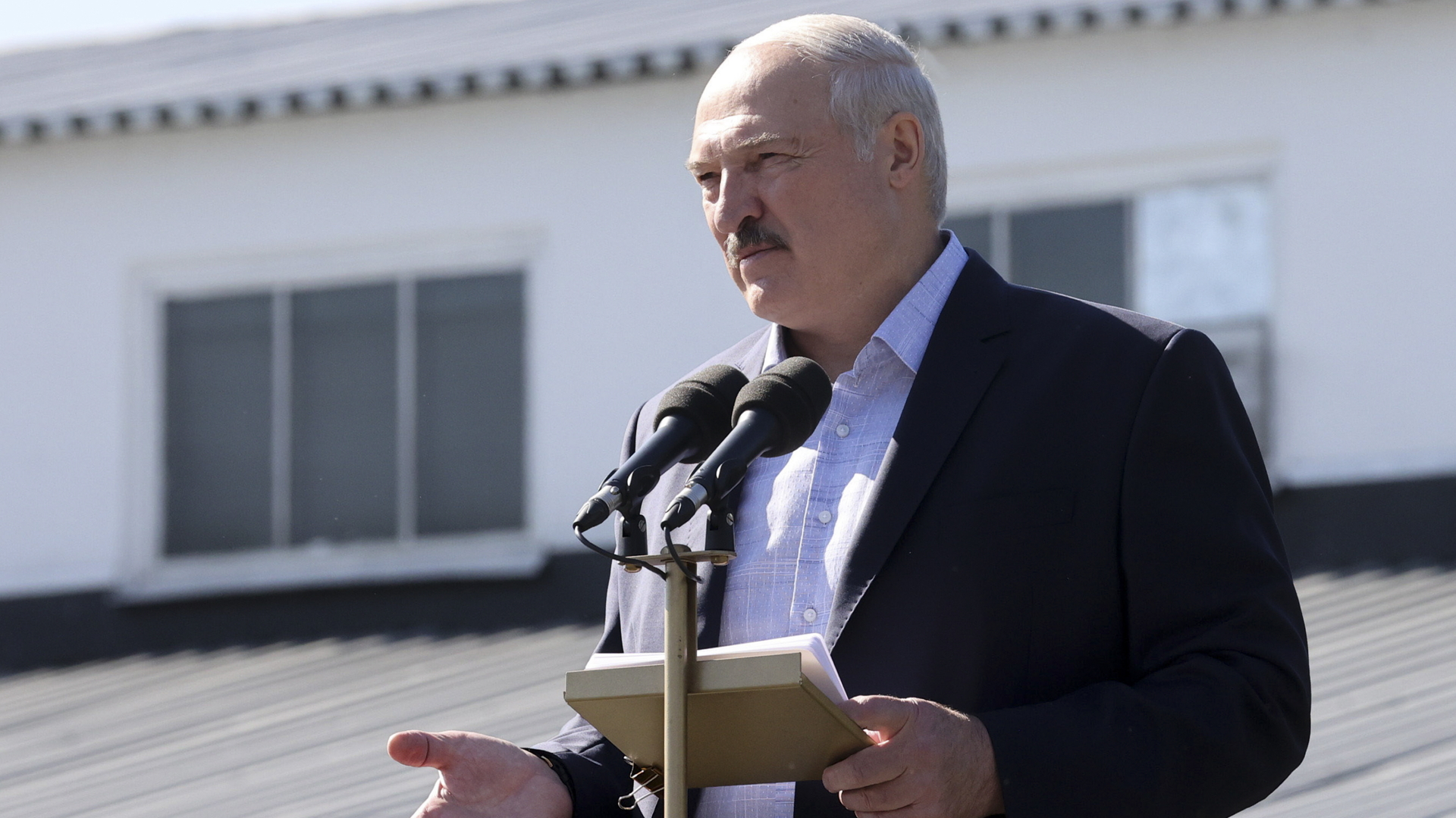 Der belarussische Präsident Alexander Lukaschenko hält auf einem Fabrikgelände eine Rede. | dpa
