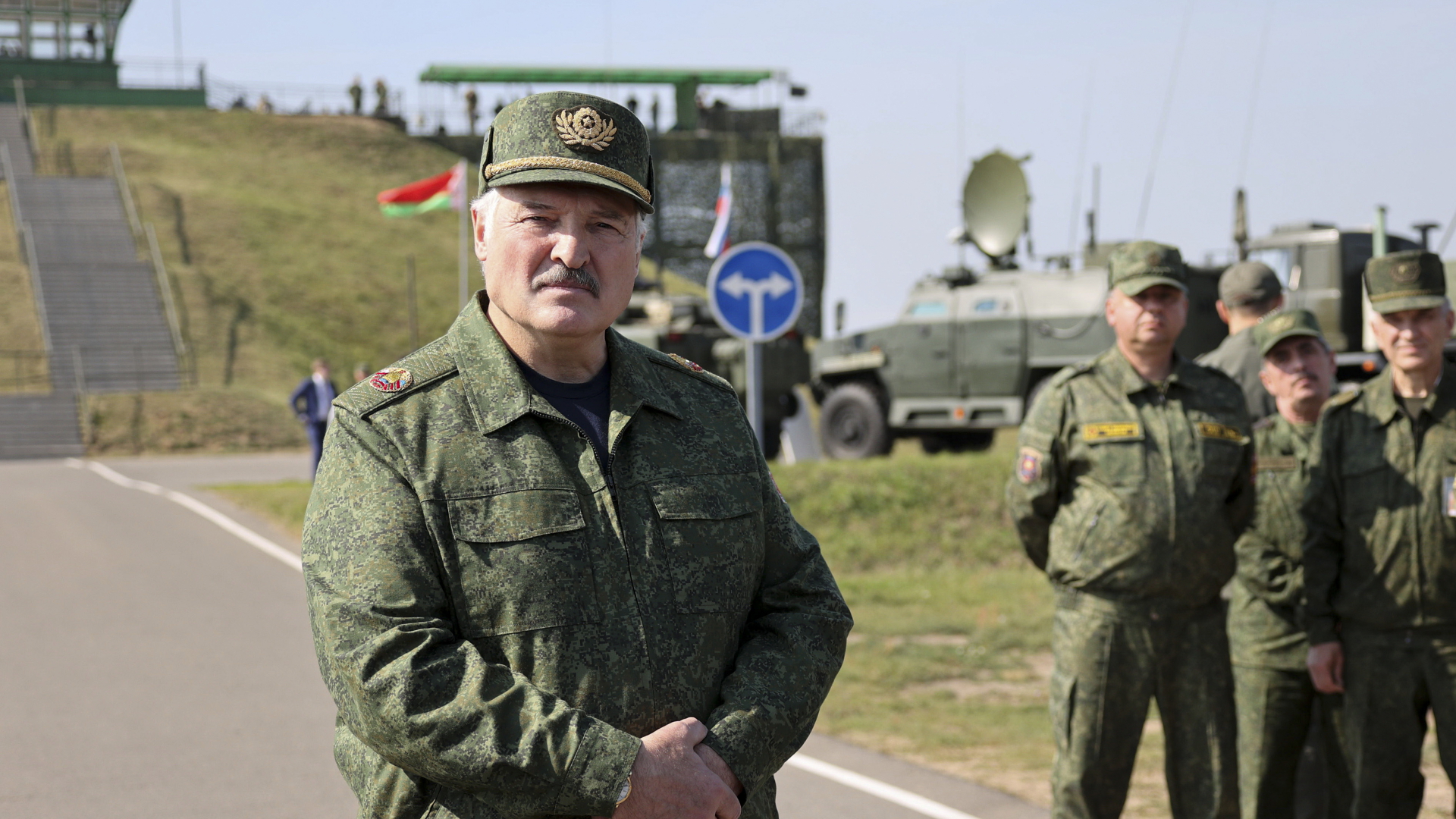 Präsident Lukaschenko beobachtet ein russisch-belarusisches Manöver in Obuz-Lesnovsky (Belarus). | dpa