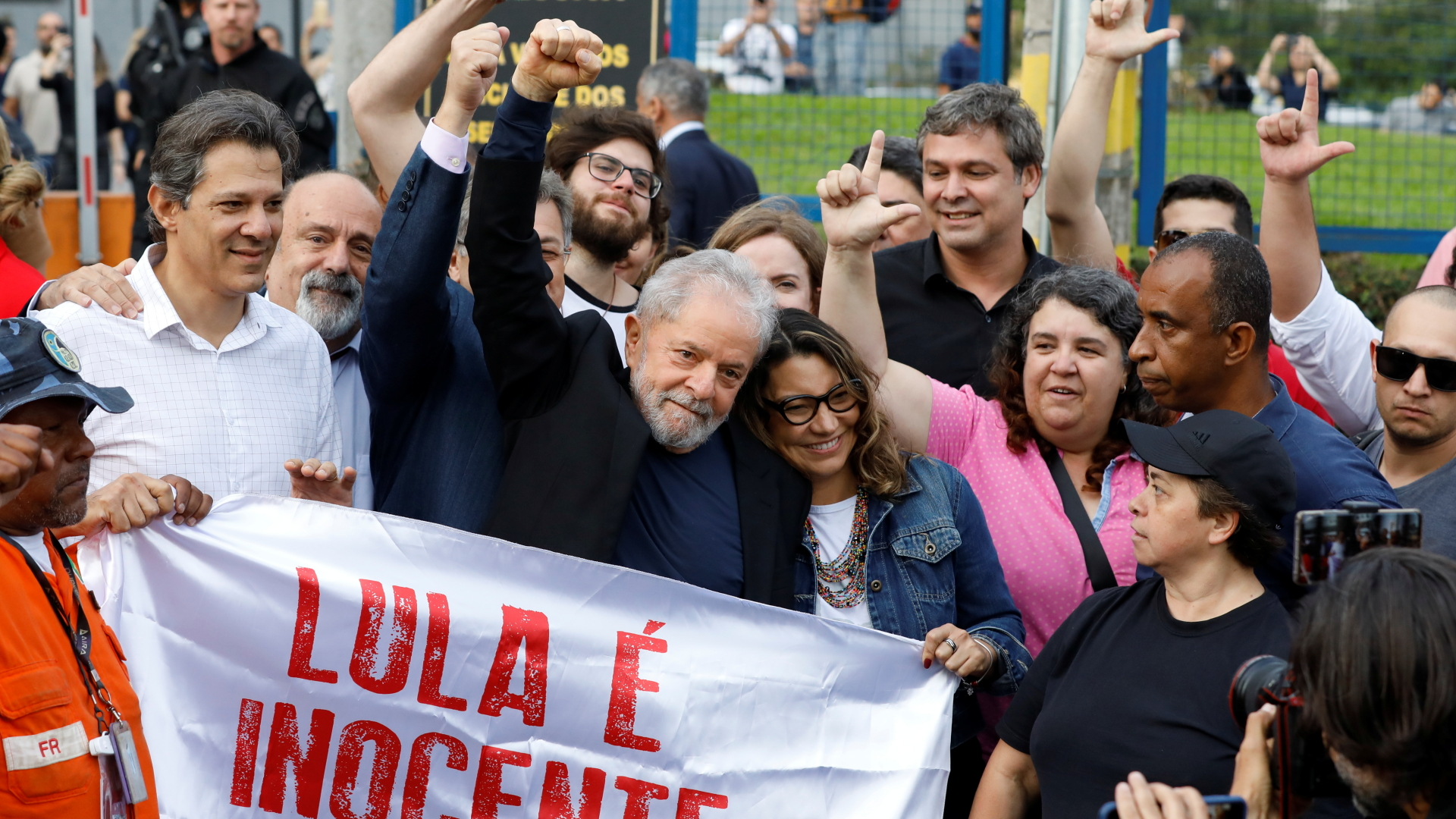 Der freigelassene Lula inmitten seiner jubelnden Anhänger | REUTERS