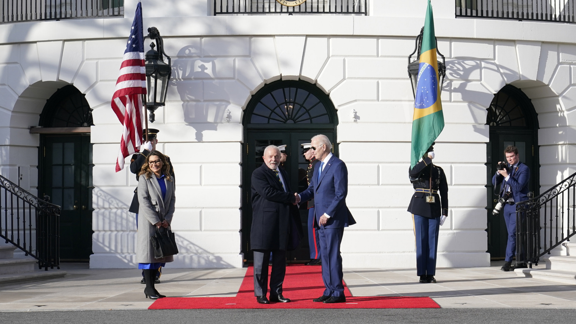 Der brasilianische Präsident Lula und seine Frau stehen mit US-Präsident Biden vor dem Weißen Haus in Washington. | AP